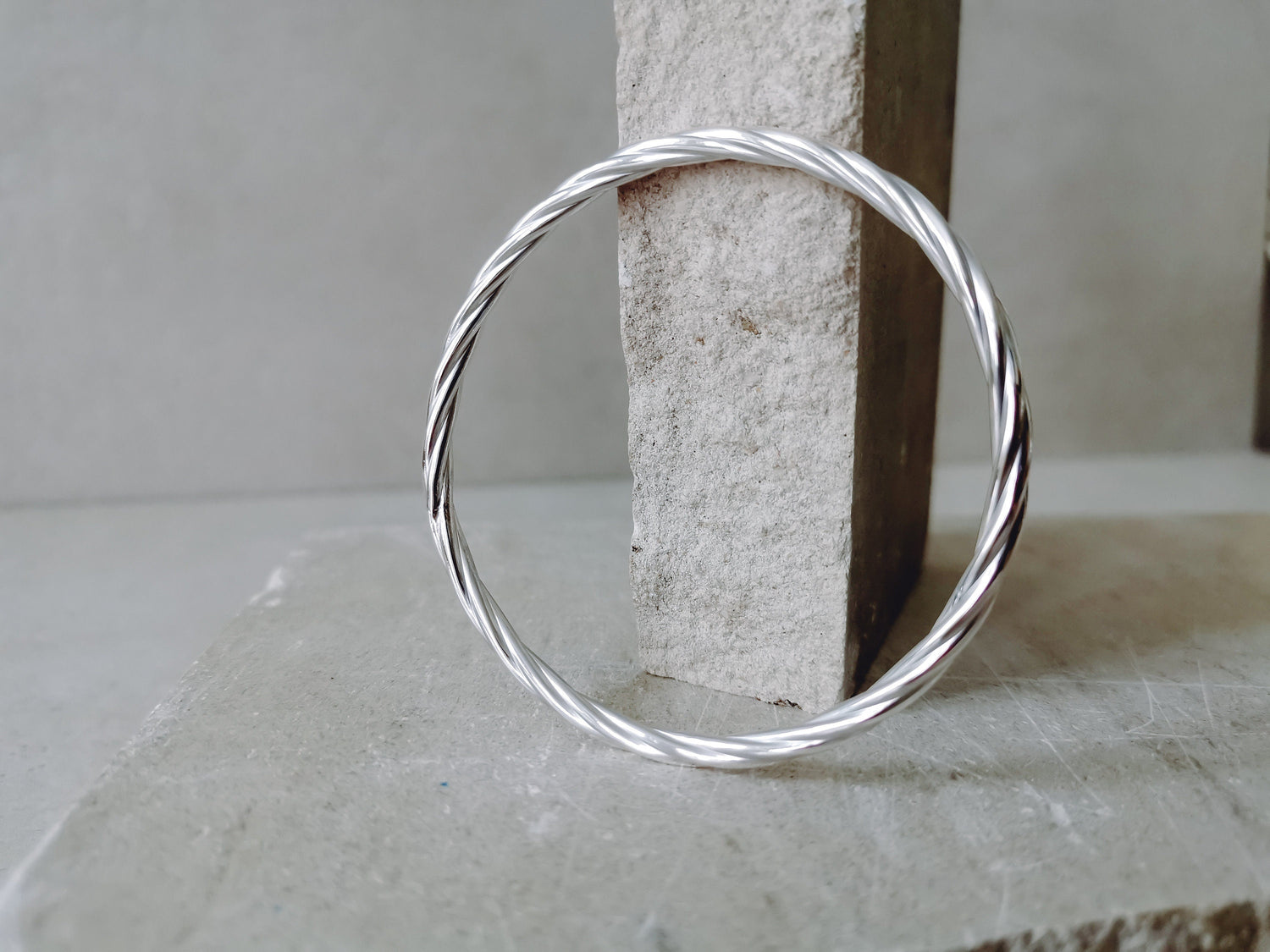 Twisted Armreif aus Sterling Silber, dünner gedrehter Armreif aus Silber 925, minimalistischer schlichter Armreif