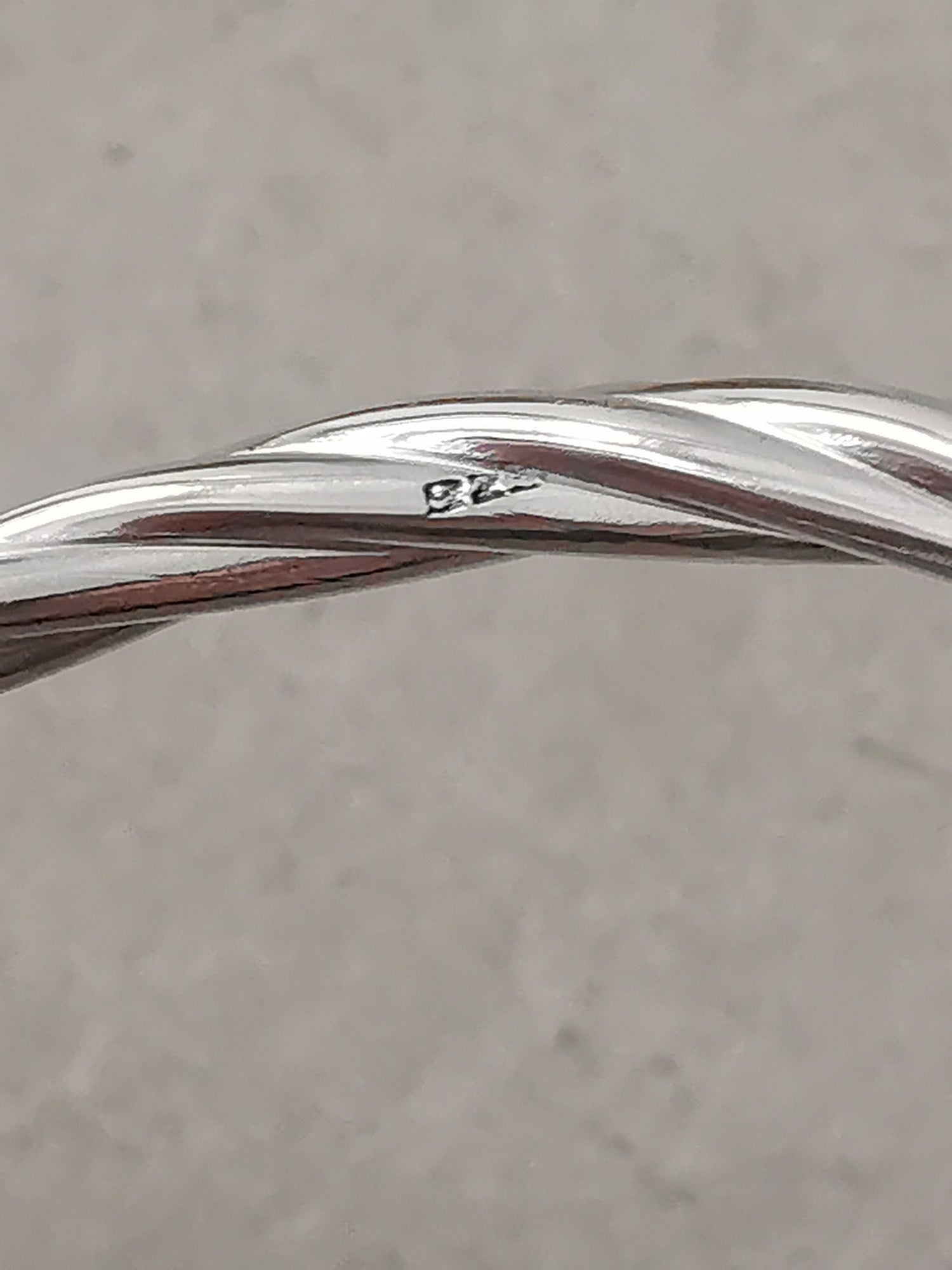 Twisted Armreif aus Sterling Silber, dünner gedrehter Armreif aus Silber 925, minimalistischer schlichter Armreif