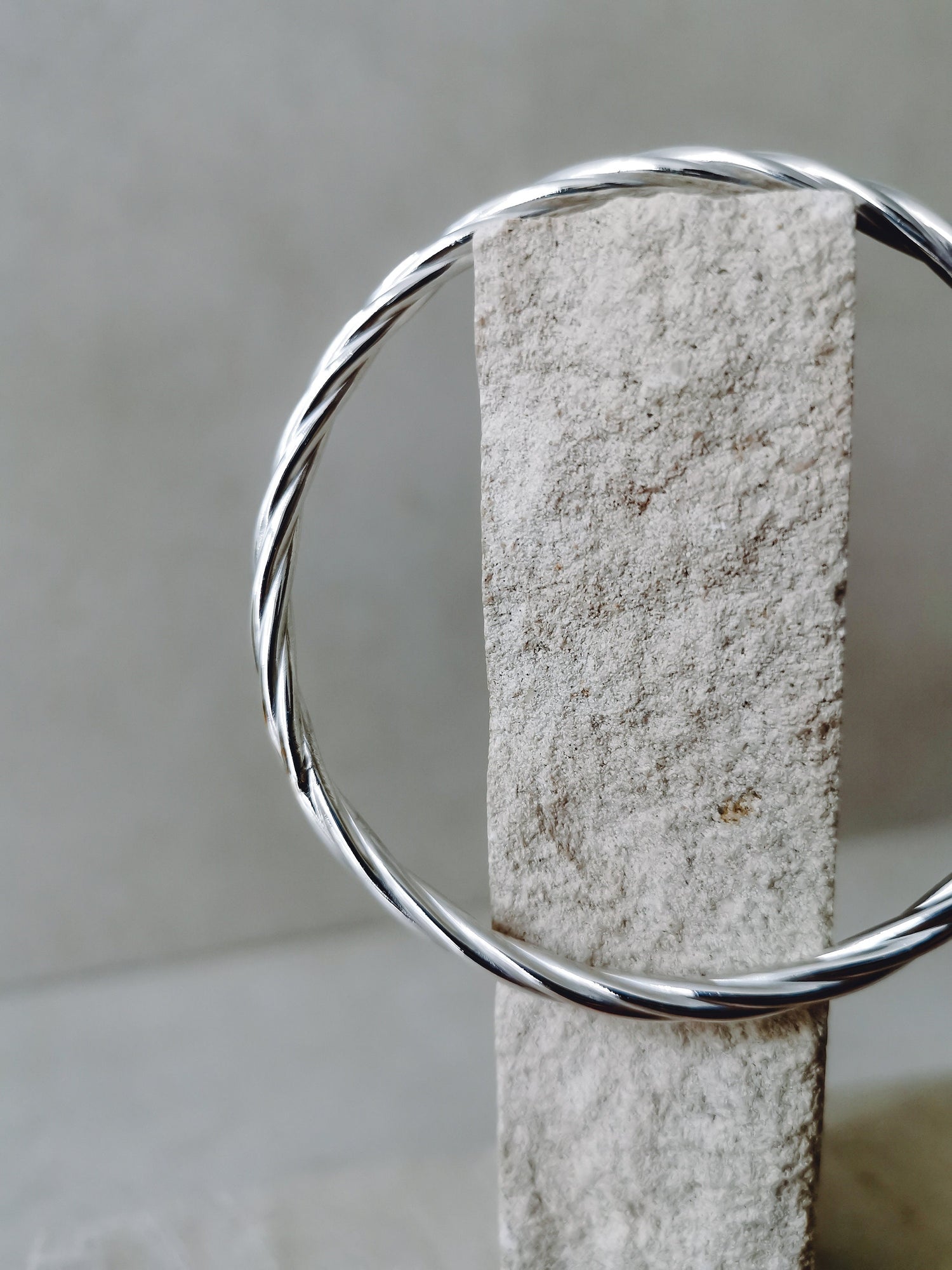 Twisted Armreif aus Sterling Silber, dünner gedrehter Armreif aus Silber 925, minimalistischer schlichter Armreif