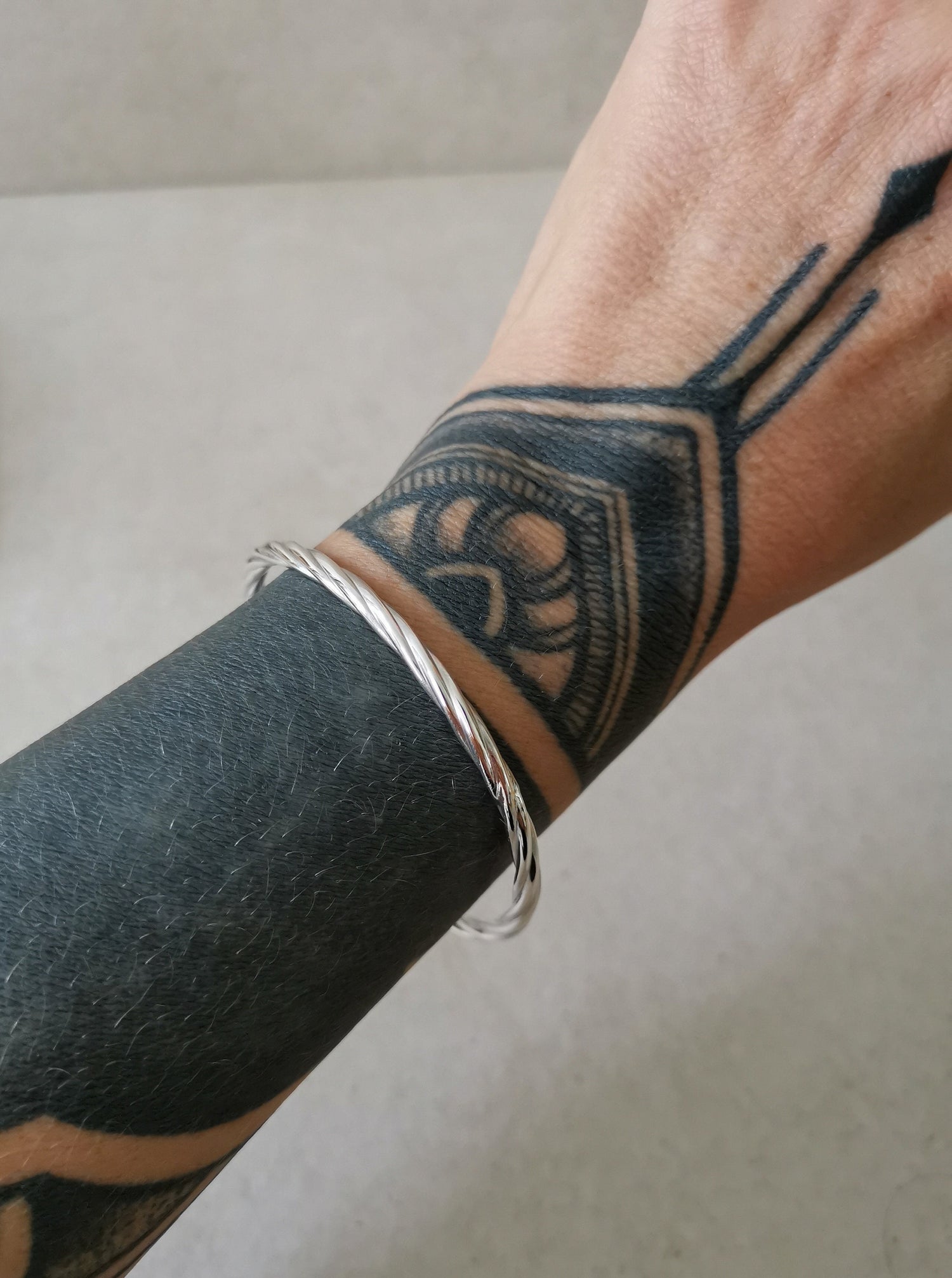 Twisted Armreif aus Sterling Silber, dünner gedrehter Armreif aus Silber 925, minimalistischer schlichter Armreif