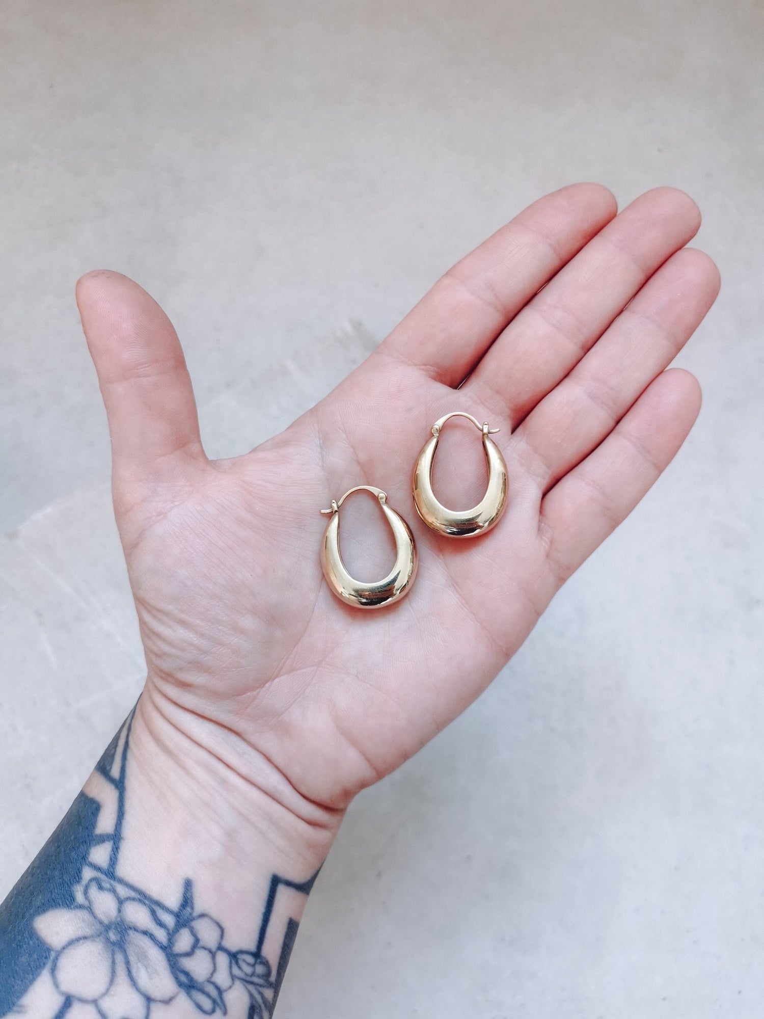 Chunky ovale Creolen aus Messing, breite minimalistische Ohrringe, Statement Ohrringe - CocosyBerlin