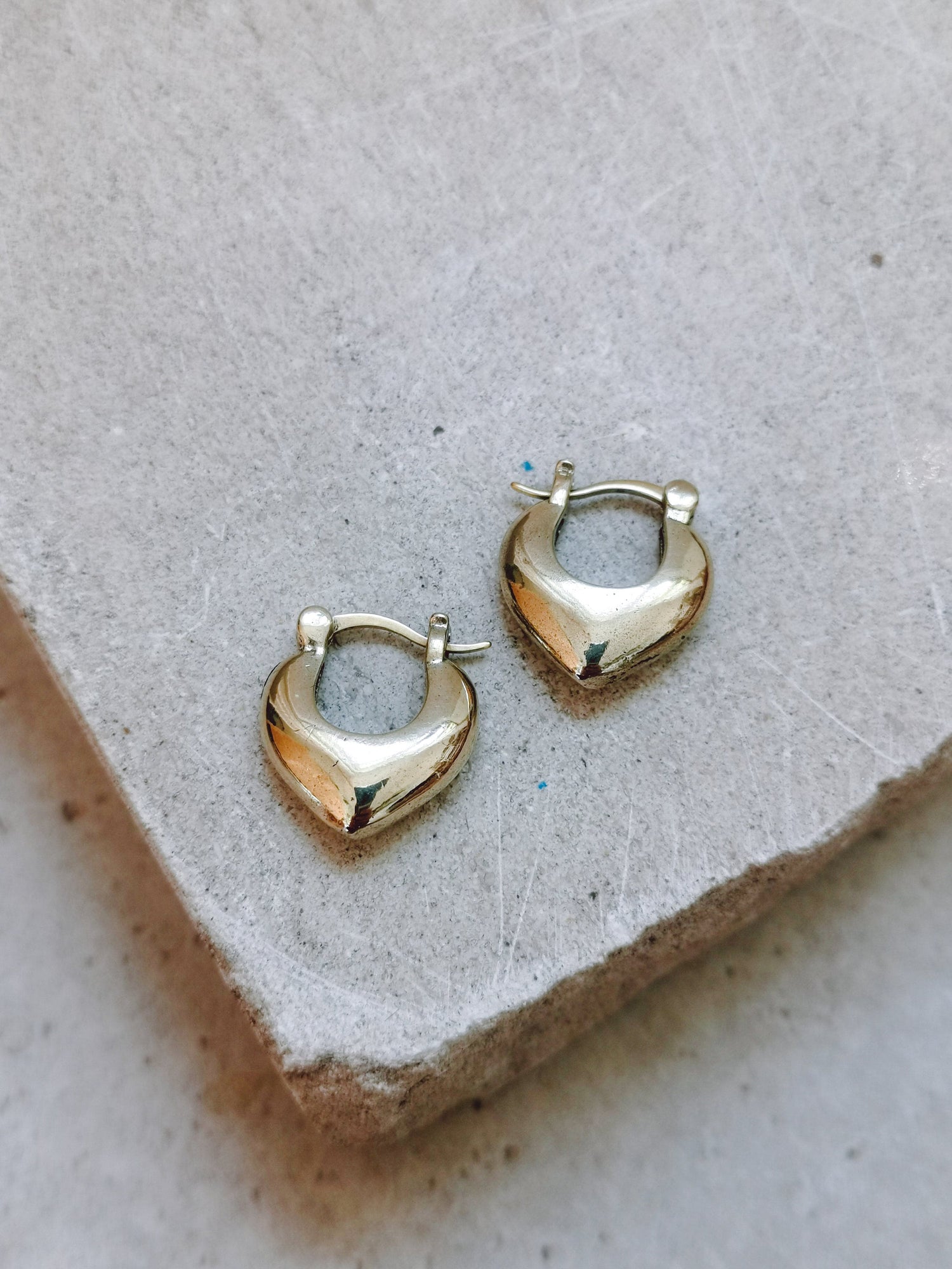 Petites créoles larges en forme de cœur en laiton doré, petites créoles épaisses, créoles 3D en forme de cœur