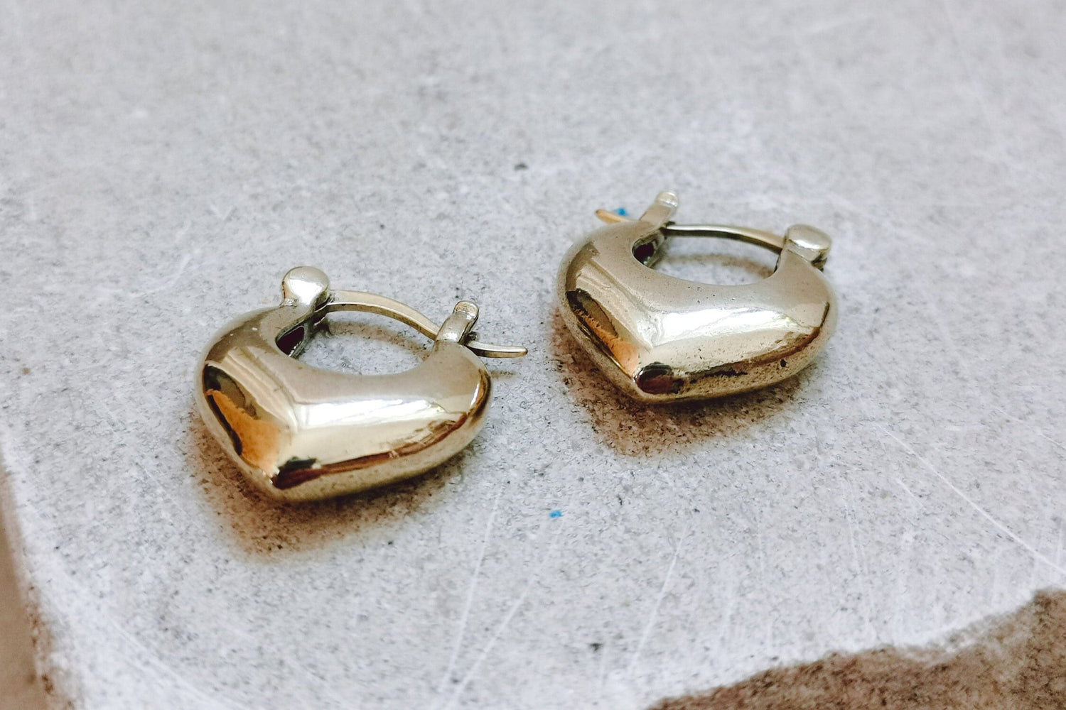 Small wide heart hoop earrings made of golden brass, Chunky small hoop earrings, Heart-shaped 3D hoop earrings
