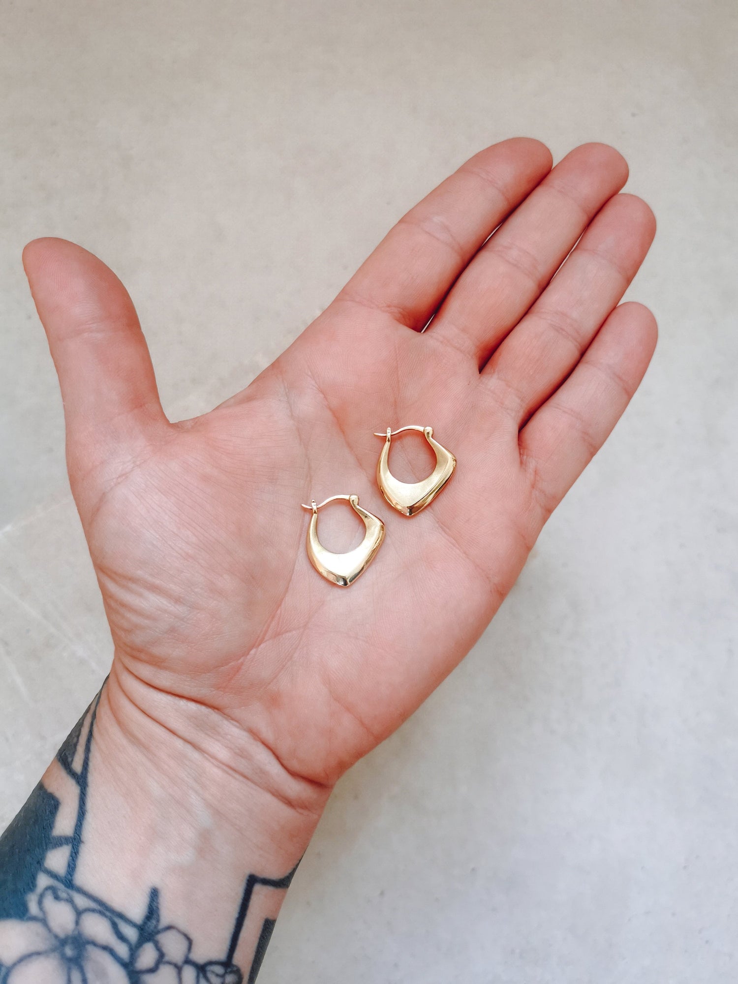 Kleine geometrische Creolen, Minimalistische goldene Ohrringe aus Messing