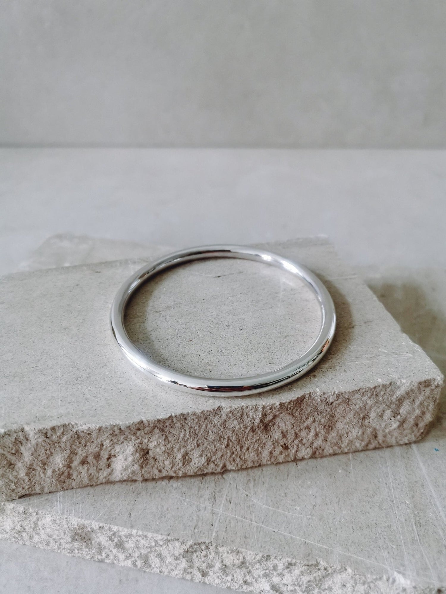 Schlichter minimalistischer Silber - Armreif aus 925 Sterling Silber , Statement Silber Armband - CocosyBerlin