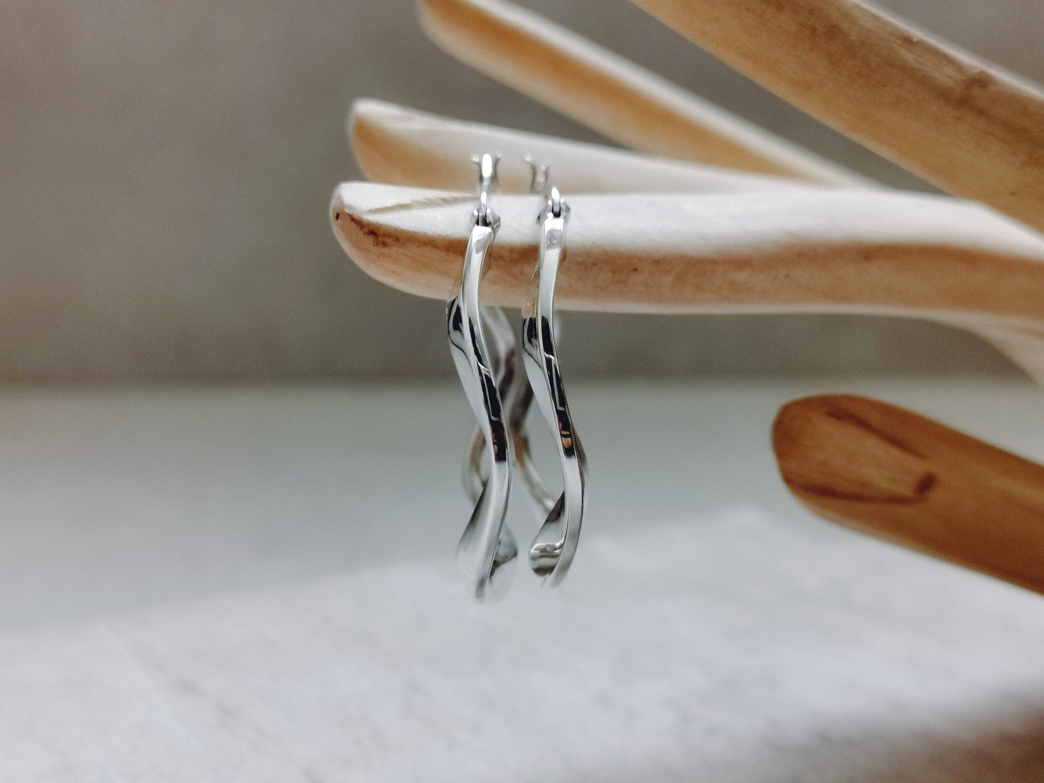 Sterling Silber gewellte Creolen, Silber Creolen 30 mm, Wellen Creolen 35 mm, Minimalistische Creolen 925 Silber - CocosyBerlin