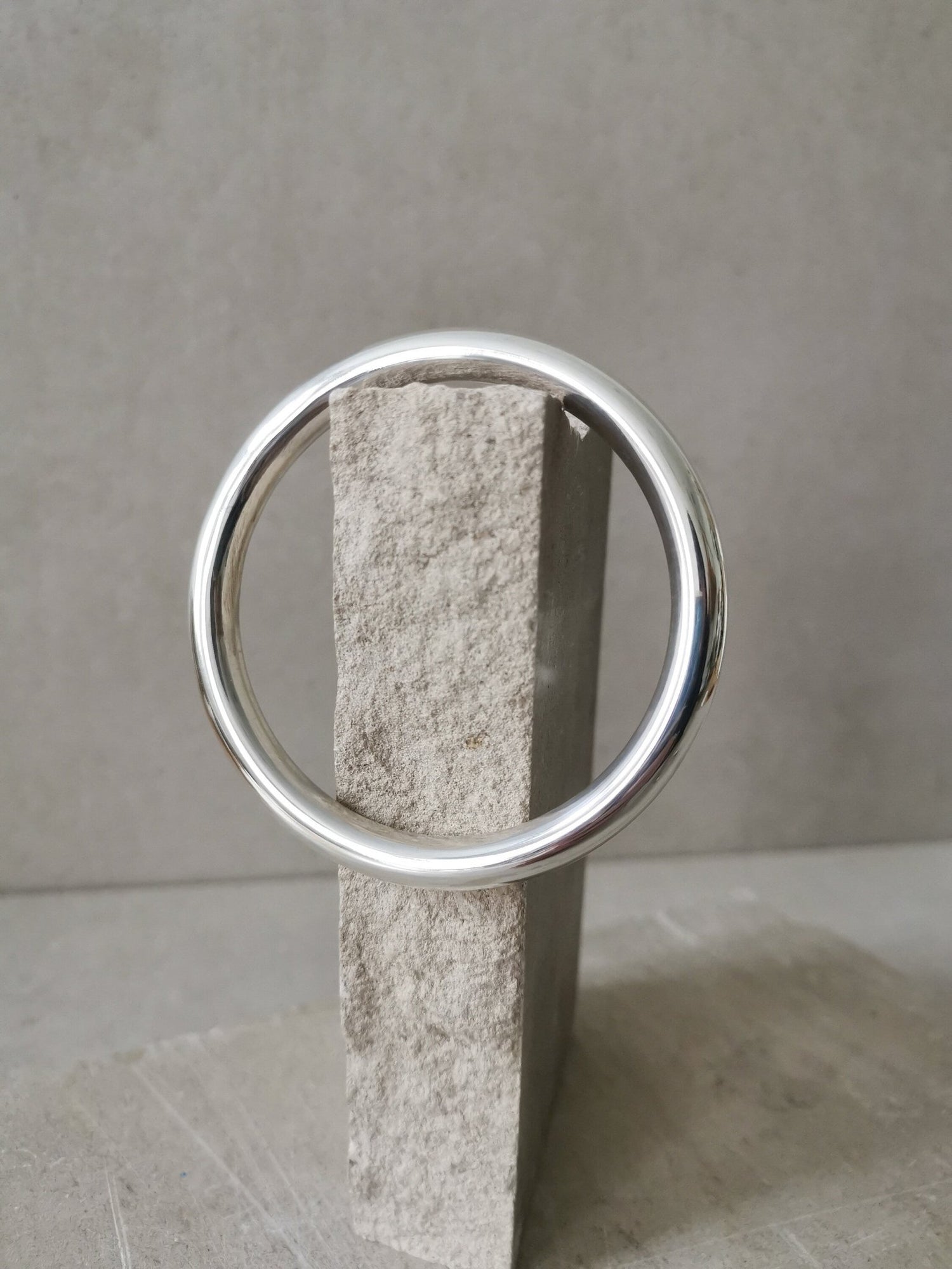 Chunky Armreif aus Sterling Silber, Statement Armband aus 925 Silber, breiter minimalistischer schlichter Armreif - CocosyBerlin