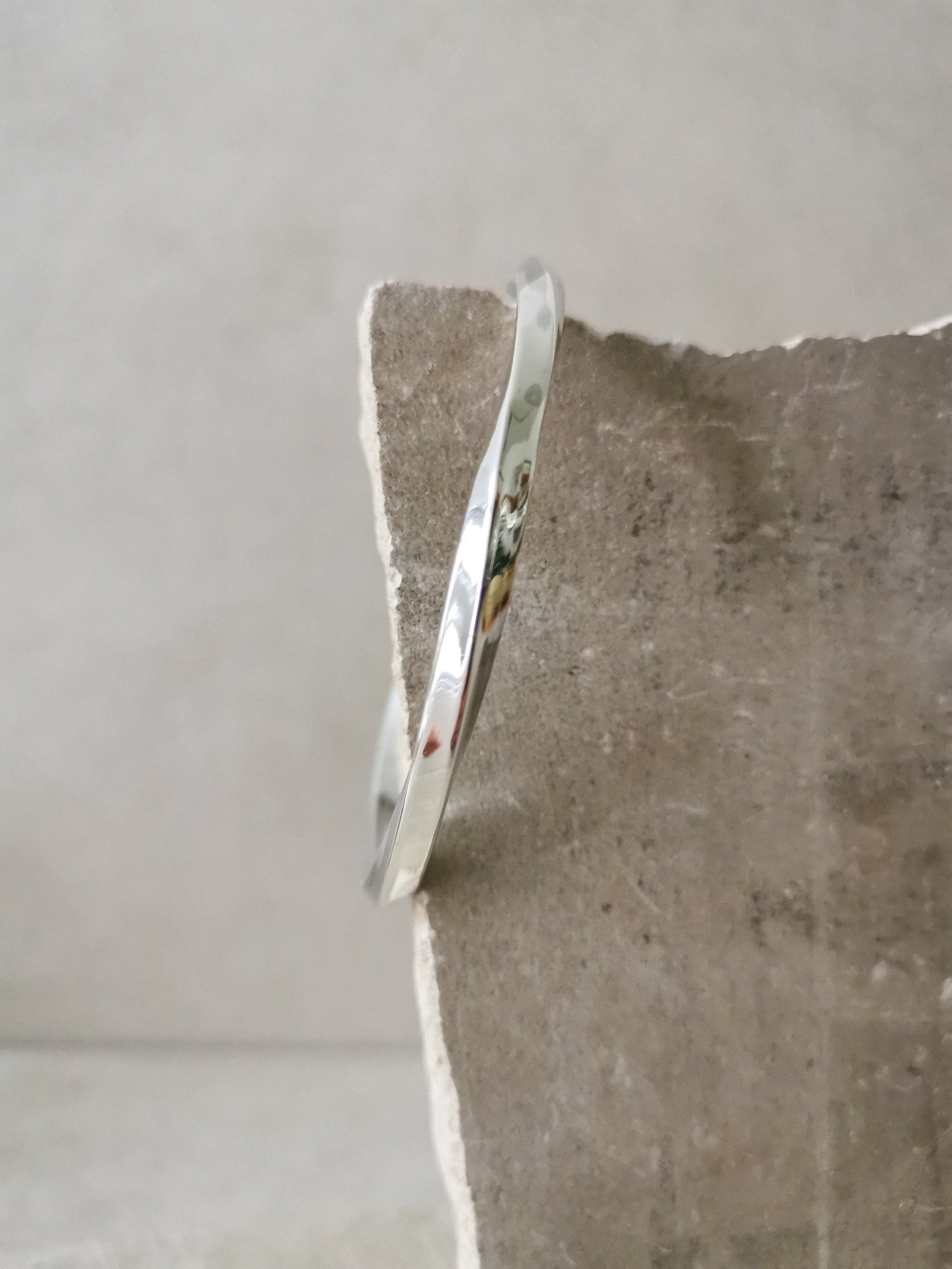 Twisted Armreif aus Sterling Silber, Statement gedrehter Armreif aus Silber 925, minimalistischer schlichter Armreif - CocosyBerlin