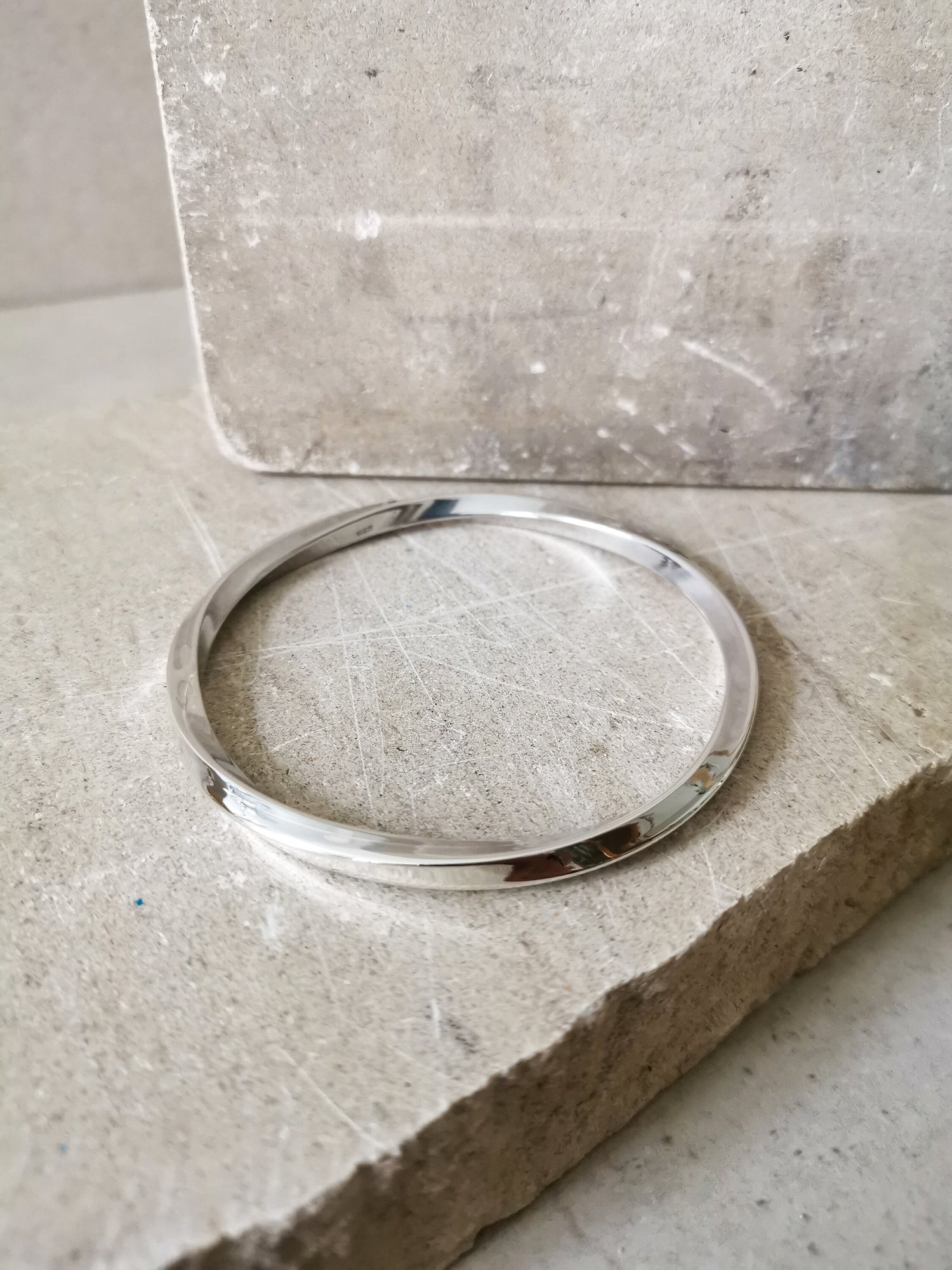 Twisted Armreif aus Sterling Silber, Statement gedrehter Armreif aus Silber 925, minimalistischer schlichter Armreif