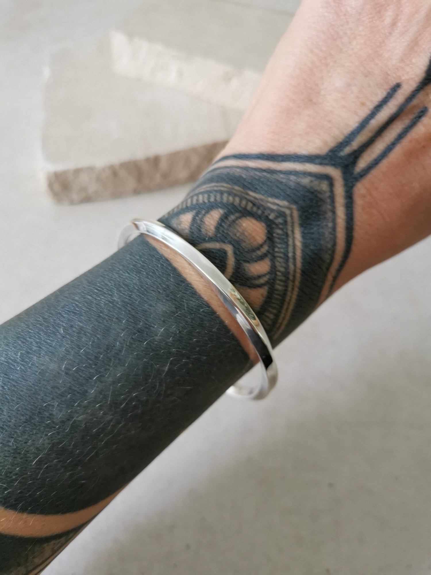 Twisted Armreif aus Sterling Silber, Statement gedrehter Armreif aus Silber 925, minimalistischer schlichter Armreif - CocosyBerlin