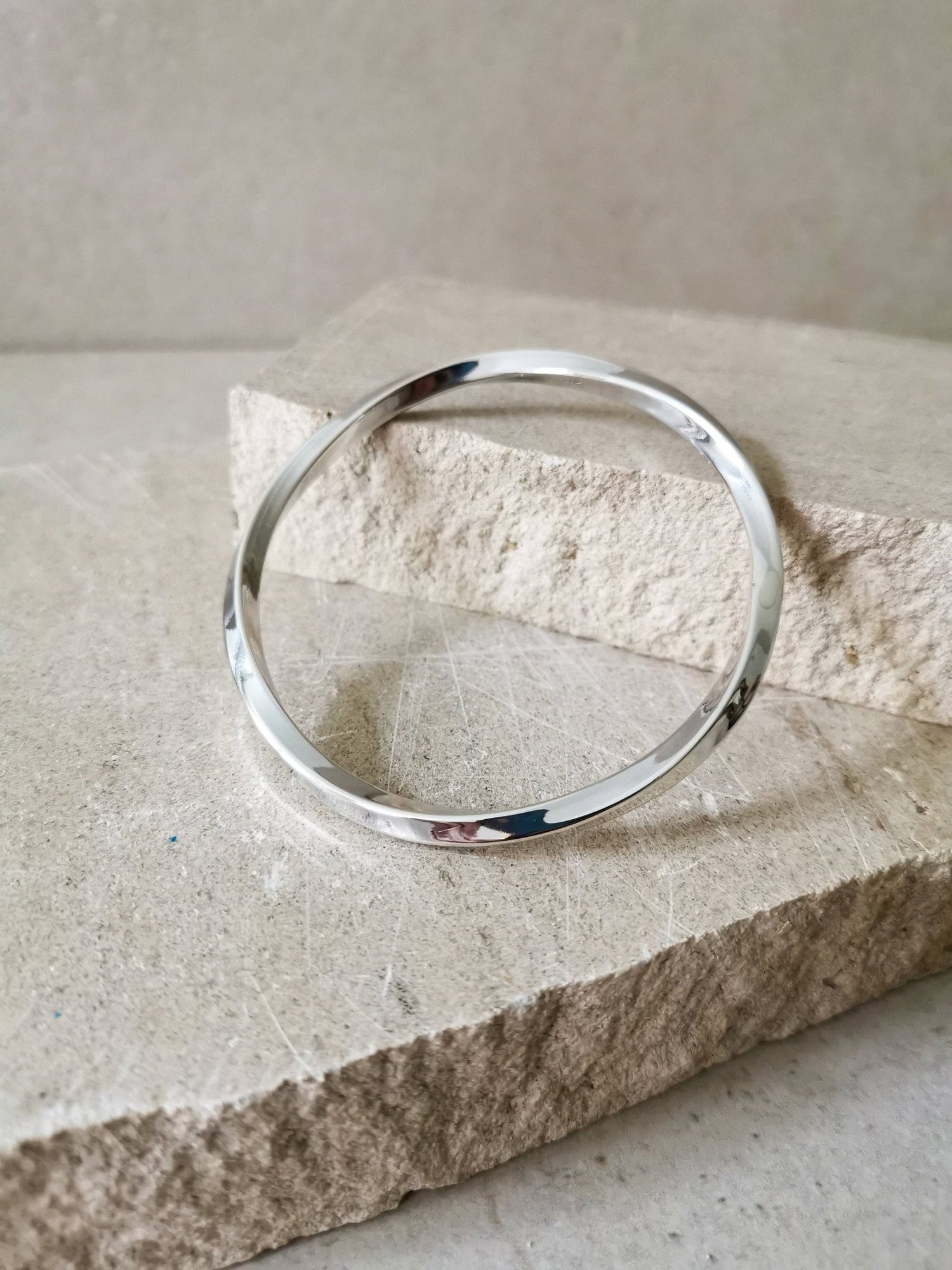 Twisted Armreif aus Sterling Silber, Statement gedrehter Armreif aus Silber 925, minimalistischer schlichter Armreif - CocosyBerlin