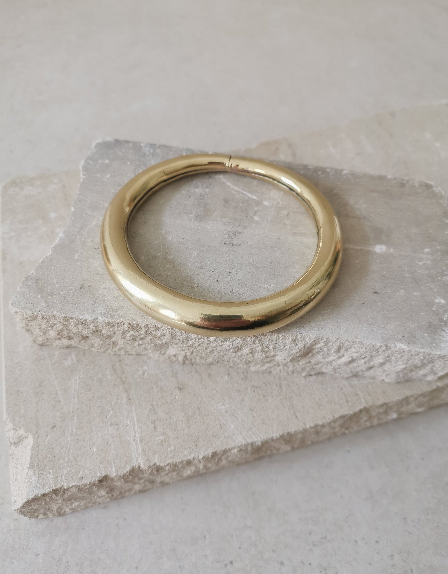 Breiter Armreif aus goldenem Messing, Statement Armband, Tribal goldener Armreif - CocosyBerlin