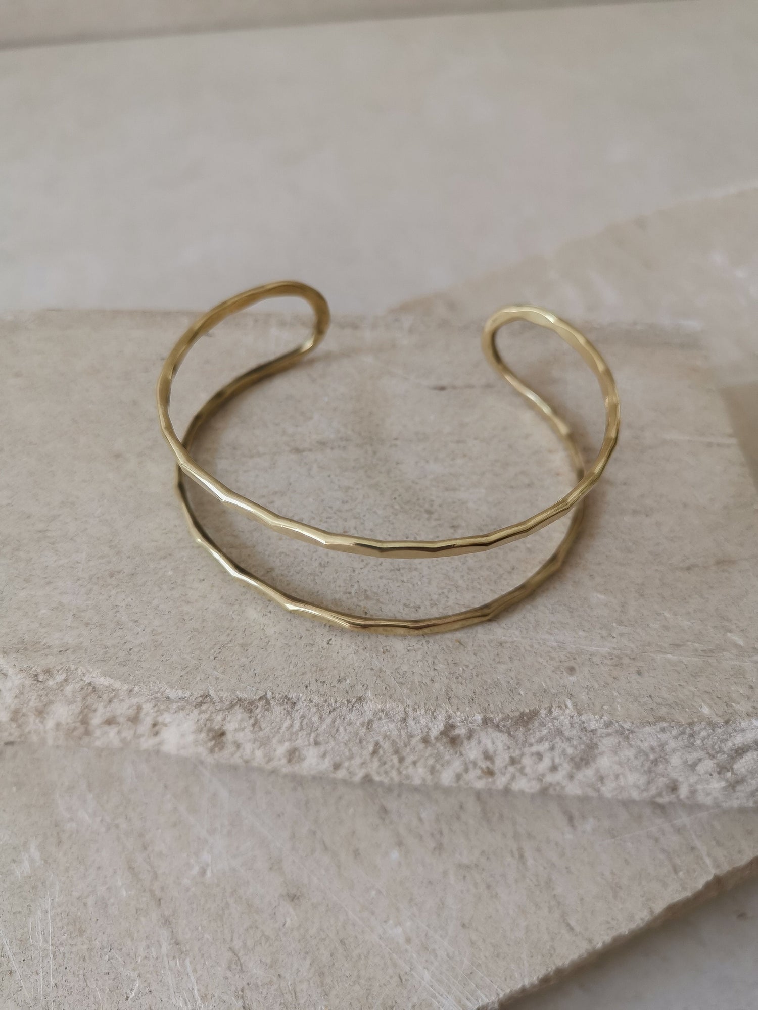 Goldener verstellbarer Armreif, gehämmert strukturiert, Armreif aus Messing, Golden Bangle Cuff, Minimalistisches Armband