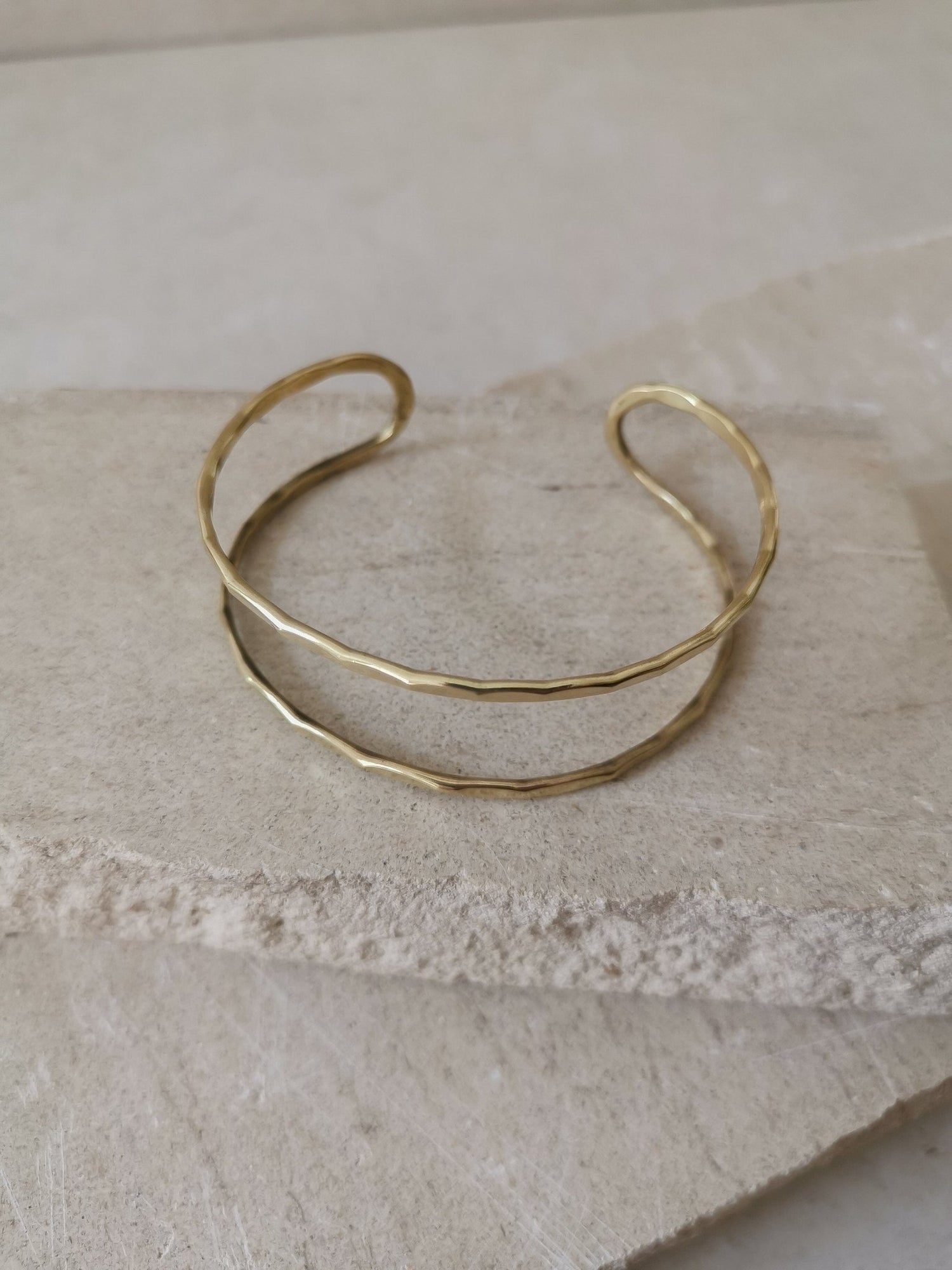 Goldener verstellbarer Armreif, gehämmert strukturiert, Armreif aus Messing, Golden Bangle Cuff, Minimalistisches Armband - CocosyBerlin