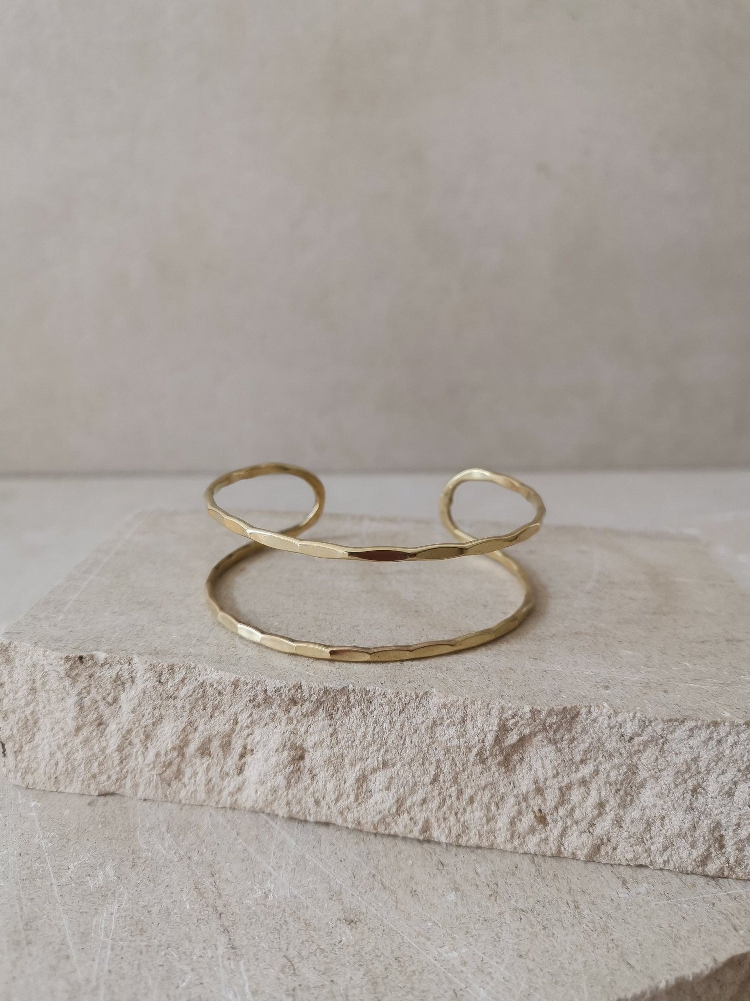 Goldener verstellbarer Armreif, gehämmert strukturiert, Armreif aus Messing, Golden Bangle Cuff, Minimalistisches Armband - CocosyBerlin