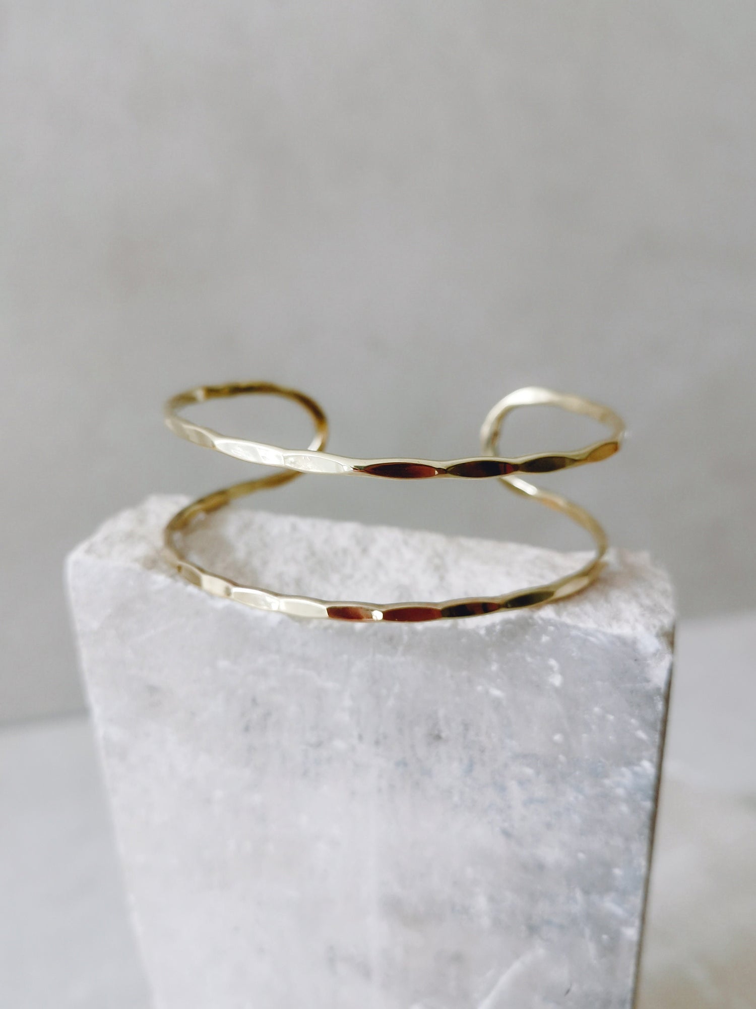 Goldener verstellbarer Armreif, gehämmert strukturiert, Armreif aus Messing, Golden Bangle Cuff, Minimalistisches Armband