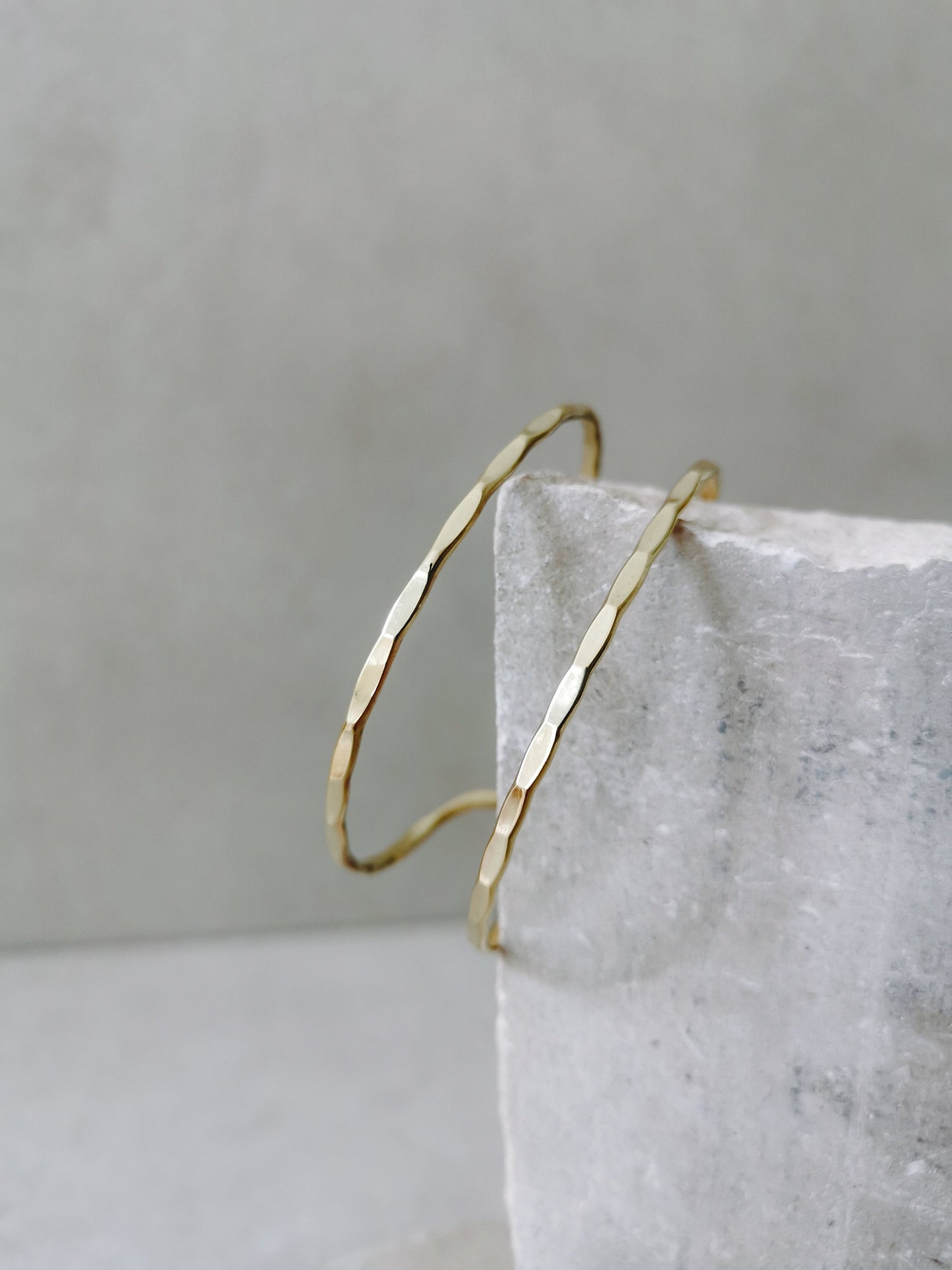 Goldener verstellbarer Armreif, gehämmert strukturiert, Armreif aus Messing, Golden Bangle Cuff, Minimalistisches Armband