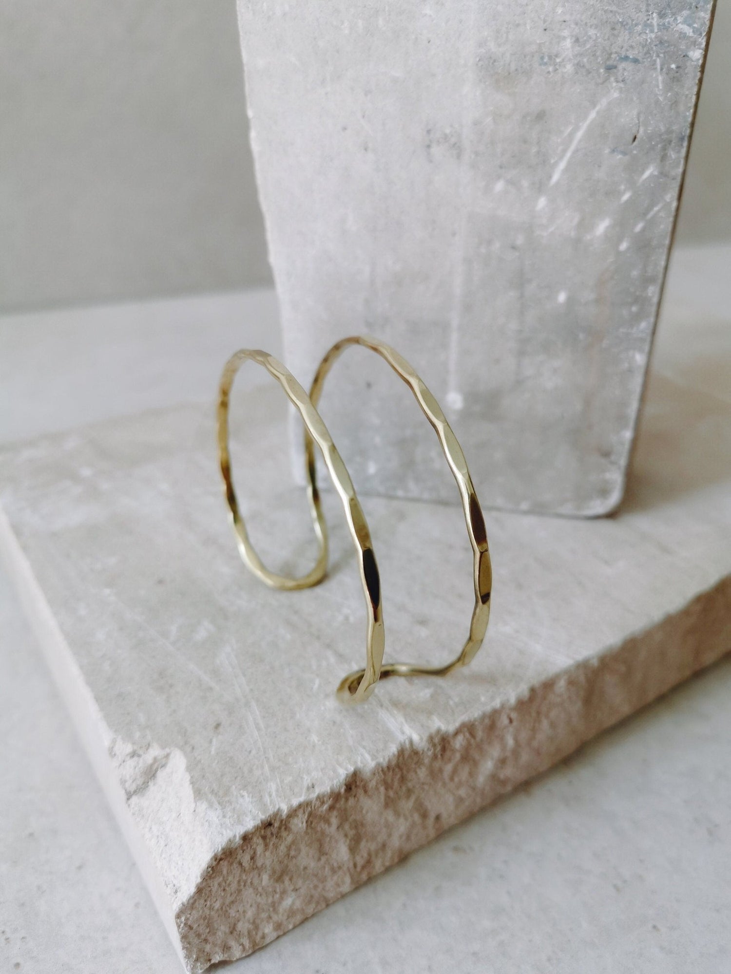 Goldener verstellbarer Armreif, gehämmert strukturiert, Armreif aus Messing, Golden Bangle Cuff, Minimalistisches Armband - CocosyBerlin
