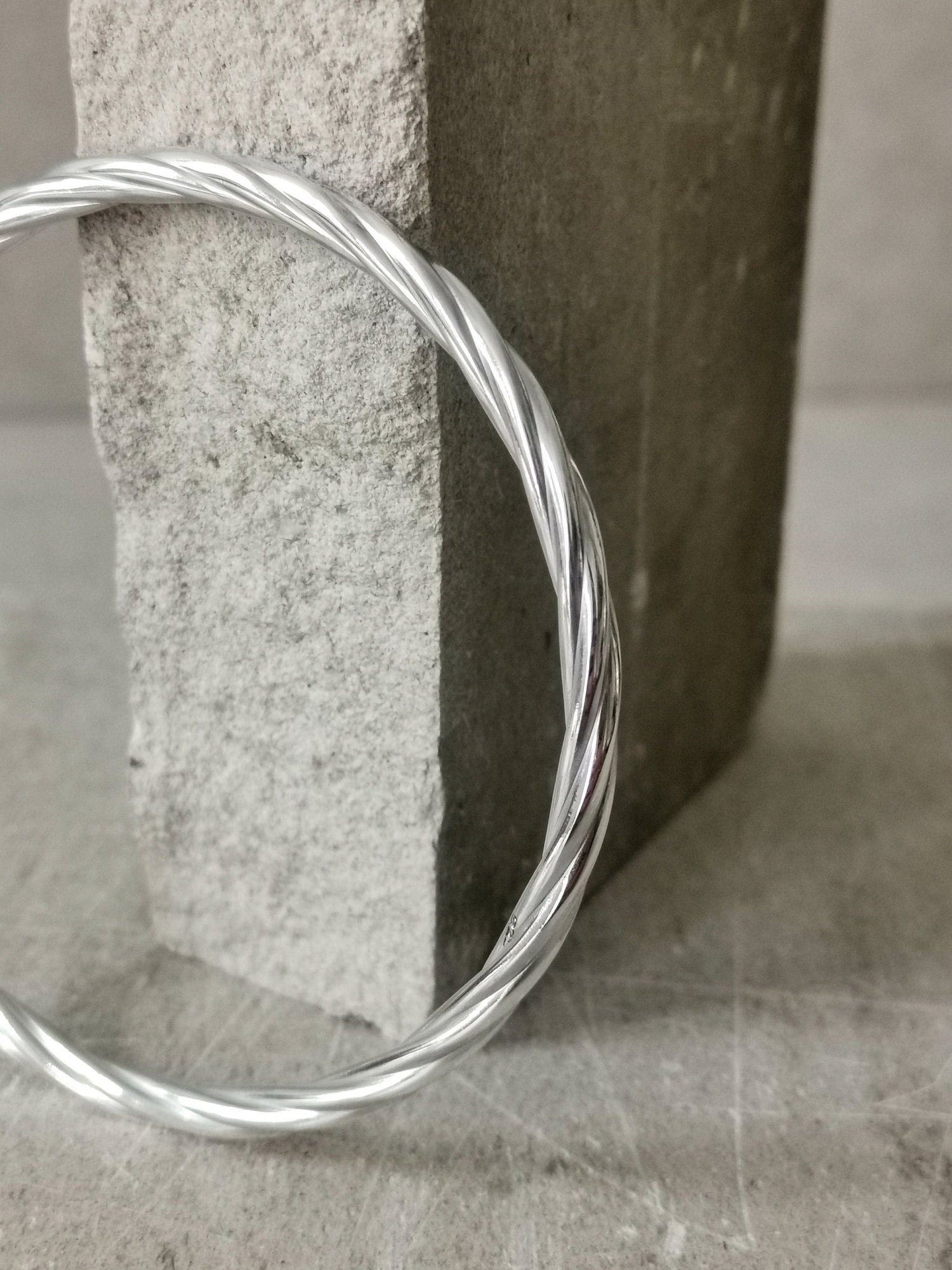 Twisted Armreif aus Sterling Silber, dünner gedrehter Armreif aus Silber 925, minimalistischer schlichter Armreif - CocosyBerlin