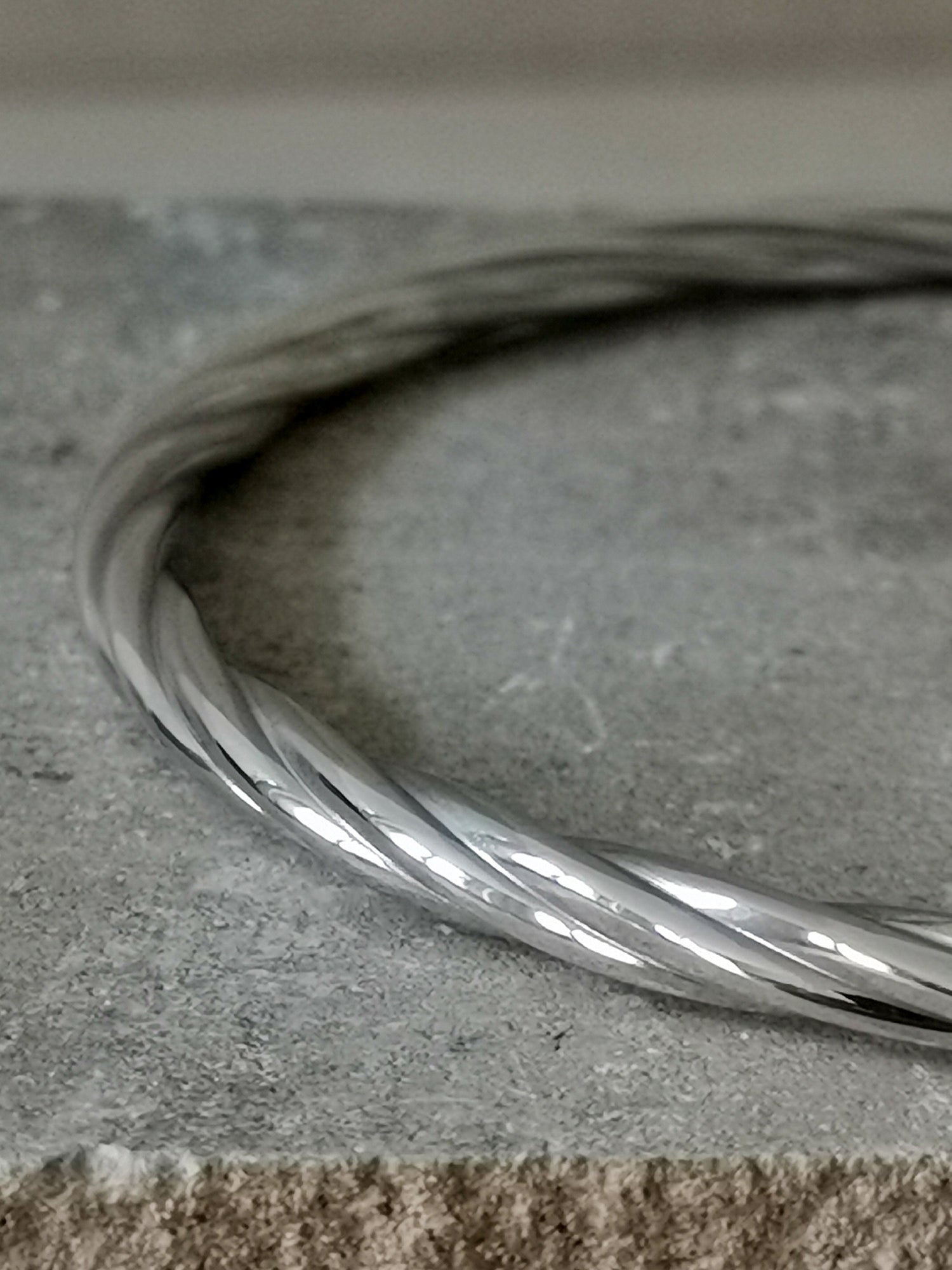 Twisted Armreif aus Sterling Silber, dünner gedrehter Armreif aus Silber 925, minimalistischer schlichter Armreif