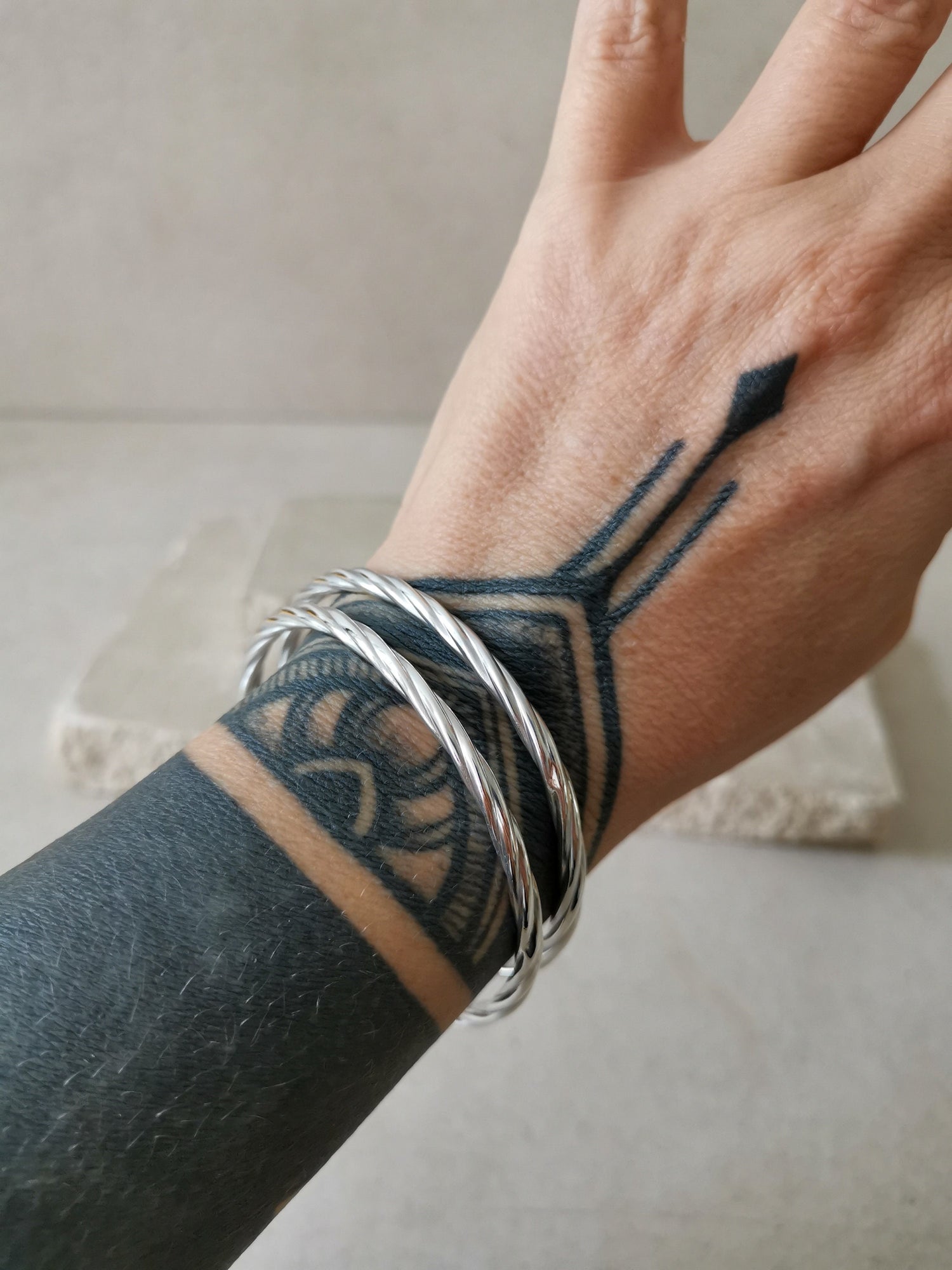 Twisted Armreif aus Sterling Silber, dünner gedrehter Armreif aus Silber 925, minimalistischer schlichter Armreif