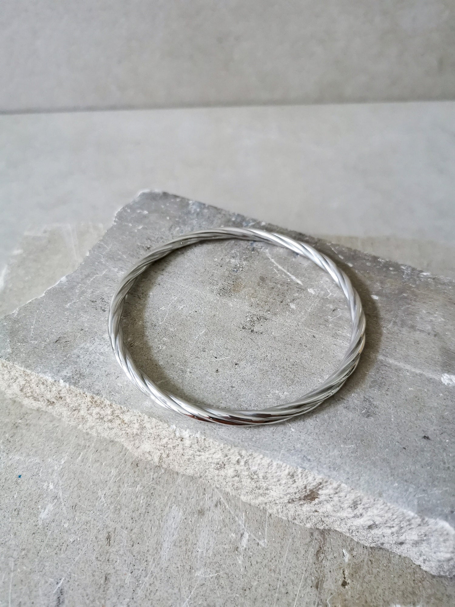 Twisted Armreif aus Sterling Silber, dünner gedrehter Armreif aus Silber 925, minimalistischer schlichter Armreif