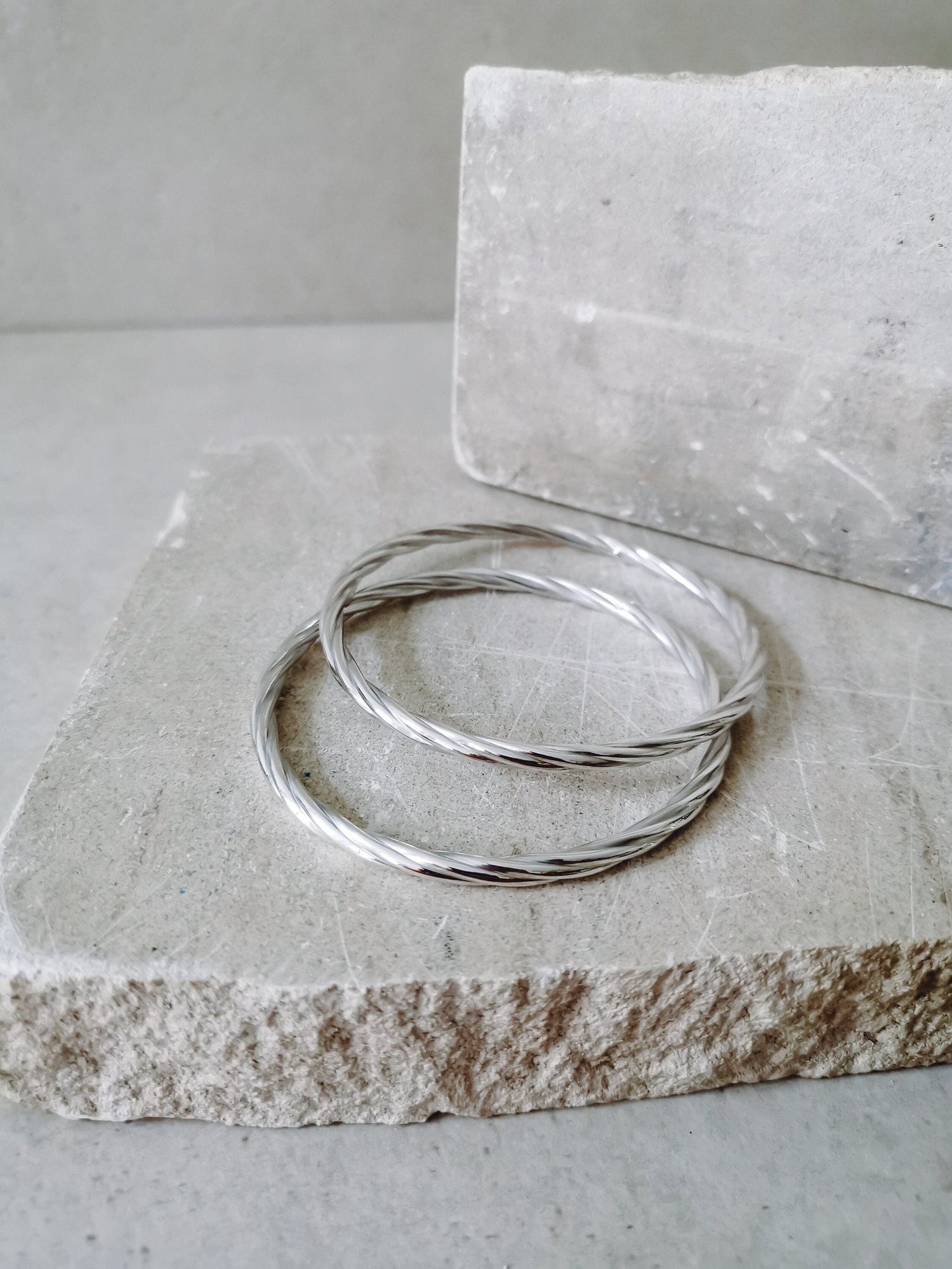 Twisted Armreif aus Sterling Silber, dünner gedrehter Armreif aus Silber 925, minimalistischer schlichter Armreif - CocosyBerlin