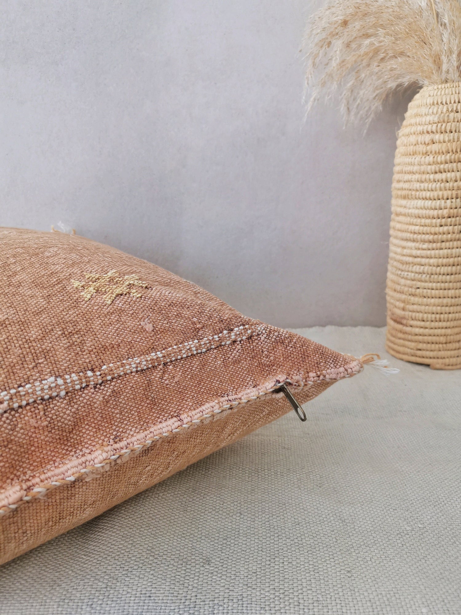 Boho Berber Kissenhülle, Boho Kissen aus Marokko, Marokkanisches Kissen aus Sabra Seide, Vintage Farbe, Kelim 50x50cm Bohokissen Marrakesc