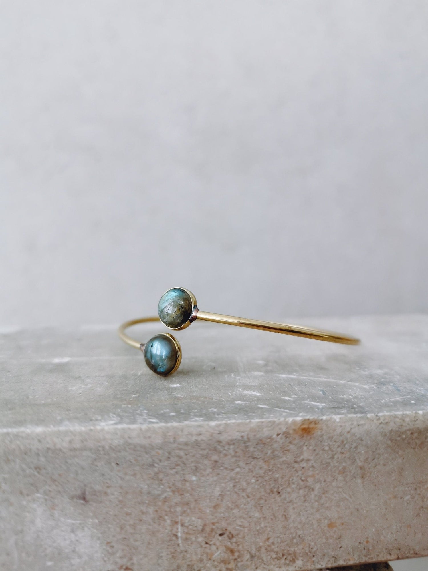 Armreif mit Labradorit Steinen aus goldenem Messing, Armreif Labradorit Gold, Boho Armreif mit Edelstein - CocosyBerlin