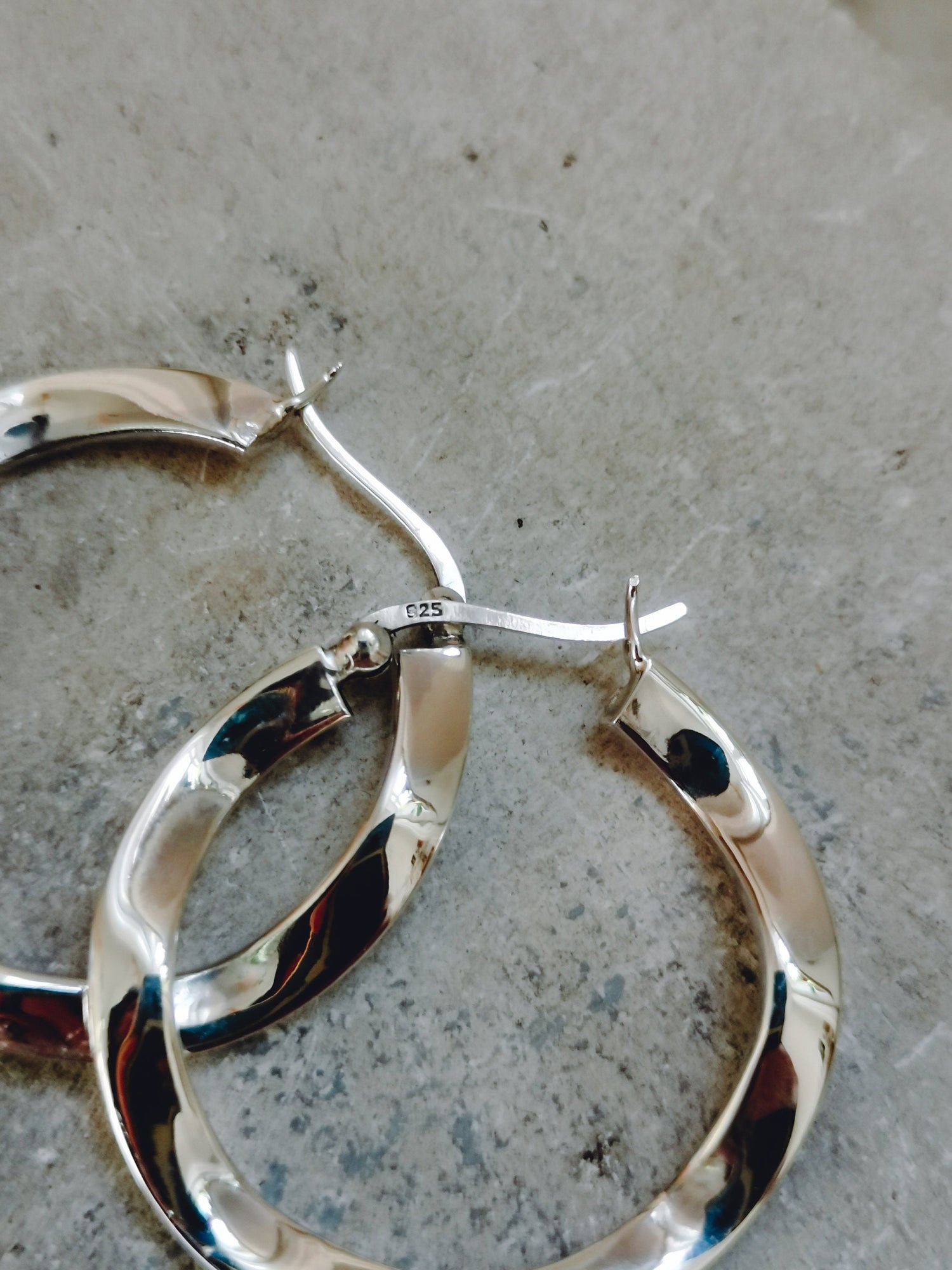Sterling Silber gewellte Creolen, Silber Creolen 30 mm, Wellen Creolen 35 mm, Minimalistische Creolen 925 Silber