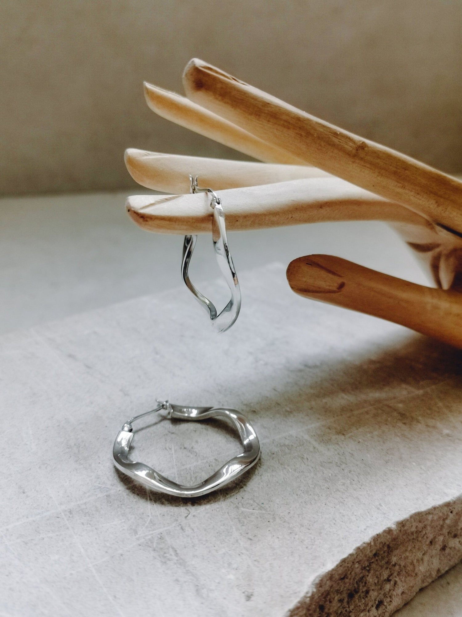 Sterling Silber gewellte Creolen, Silber Creolen 30 mm, Wellen Creolen 35 mm, Minimalistische Creolen 925 Silber - CocosyBerlin