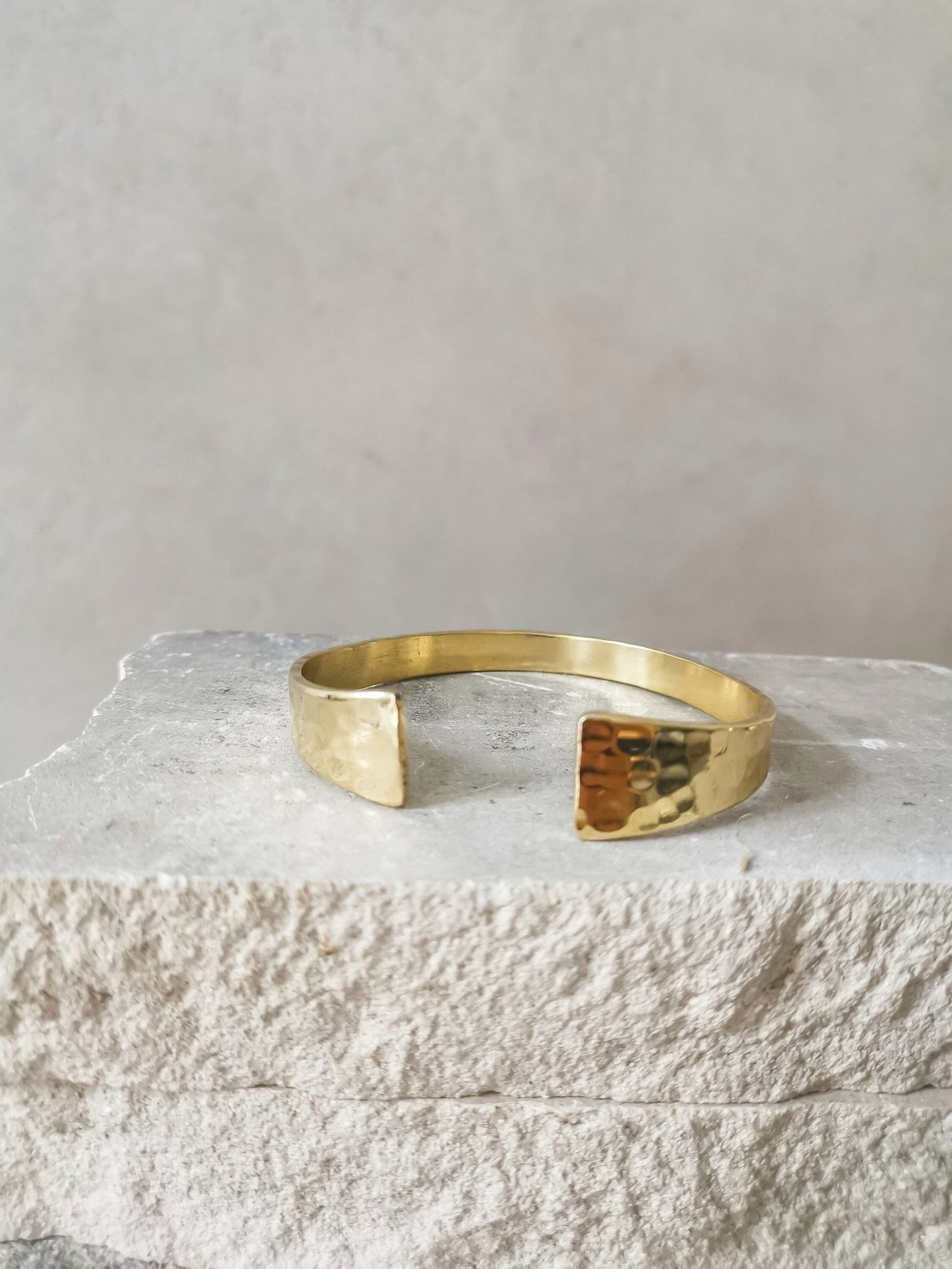 Goldener verstellbarer Armreif, gehämmert strukturiert, Armreif aus Messing, Golden Bangle Cuff, Minimalistisches Armband - CocosyBerlin
