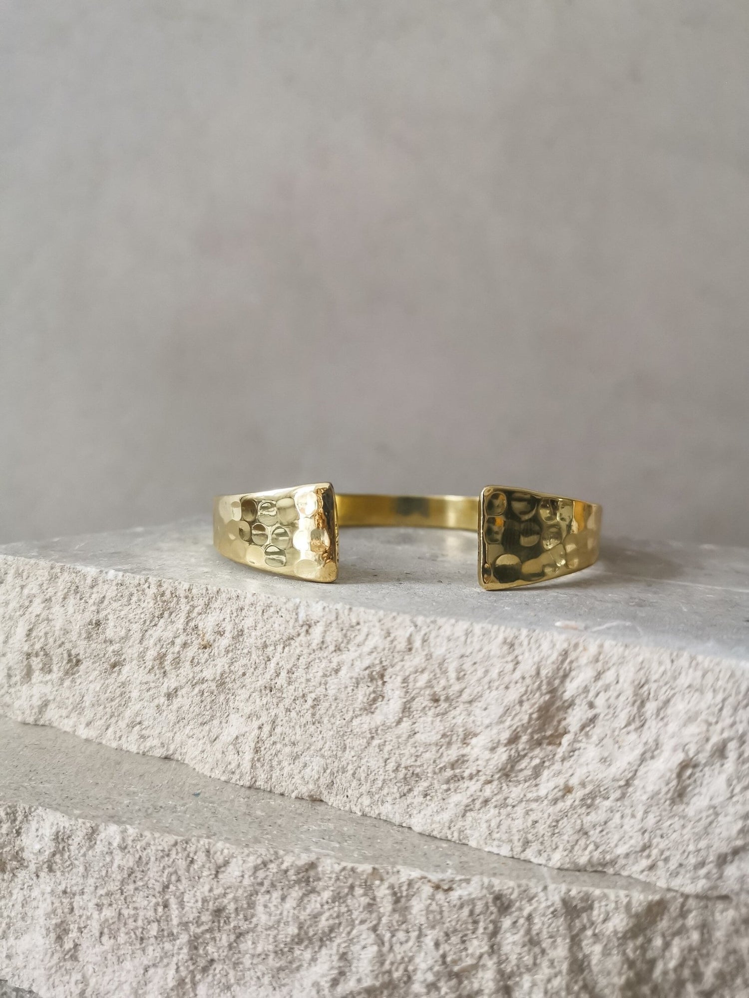 Goldener verstellbarer Armreif, gehämmert strukturiert, Armreif aus Messing, Golden Bangle Cuff, Minimalistisches Armband - CocosyBerlin