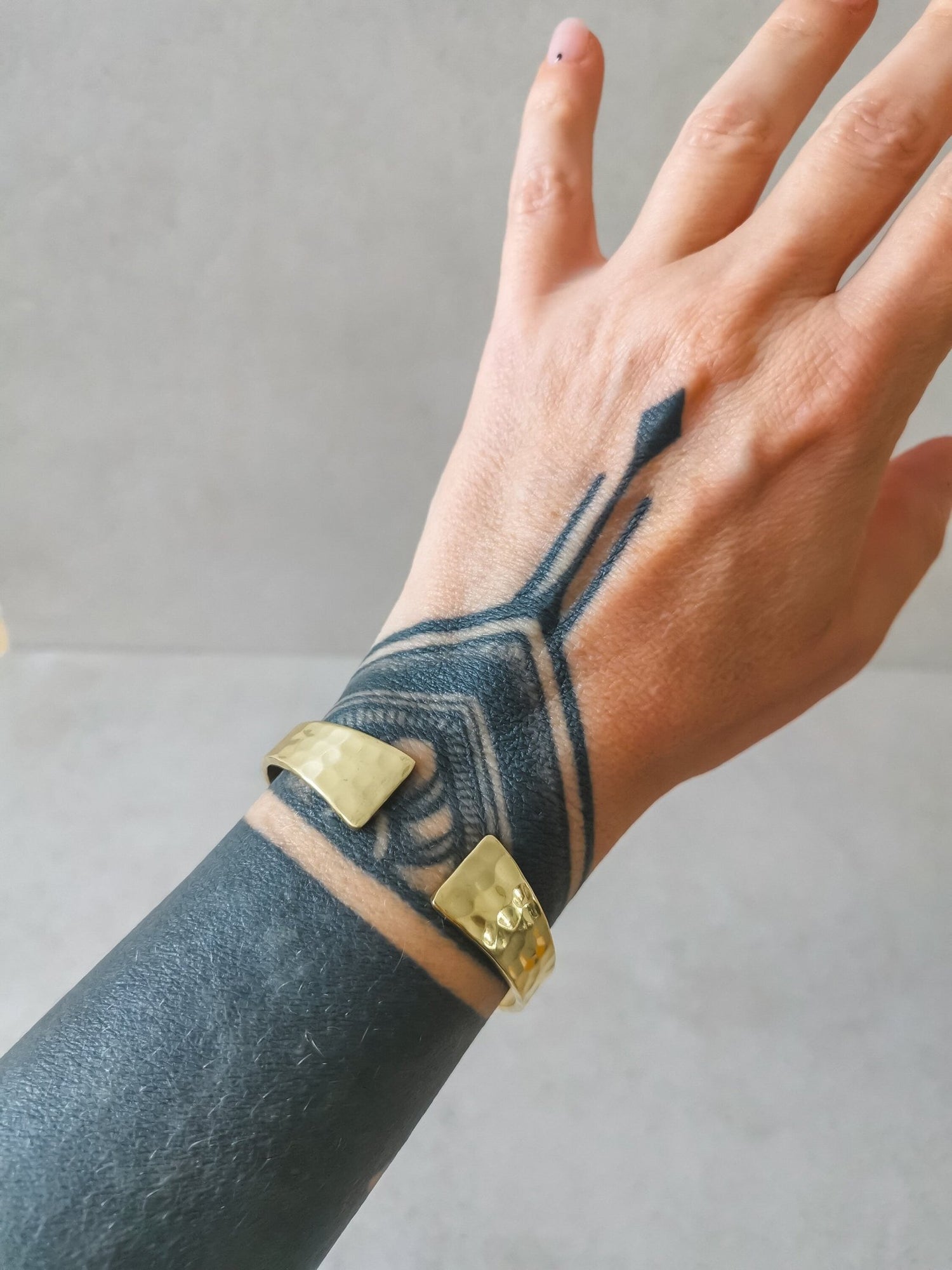 Goldener verstellbarer Armreif, gehämmert strukturiert, Armreif aus Messing, Golden Bangle Cuff, Minimalistisches Armband - CocosyBerlin