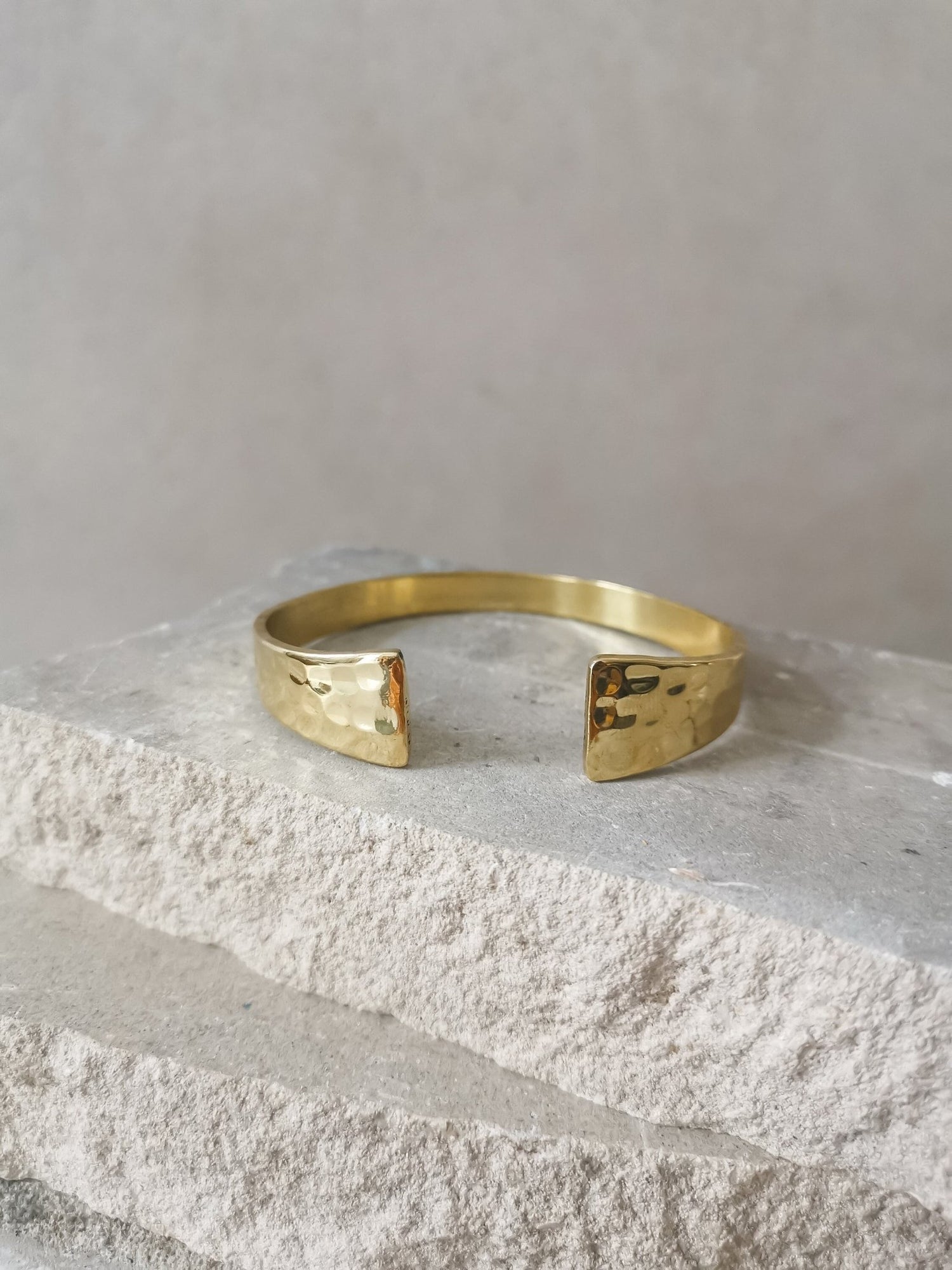 Goldener verstellbarer Armreif, gehämmert strukturiert, Armreif aus Messing, Golden Bangle Cuff, Minimalistisches Armband - CocosyBerlin