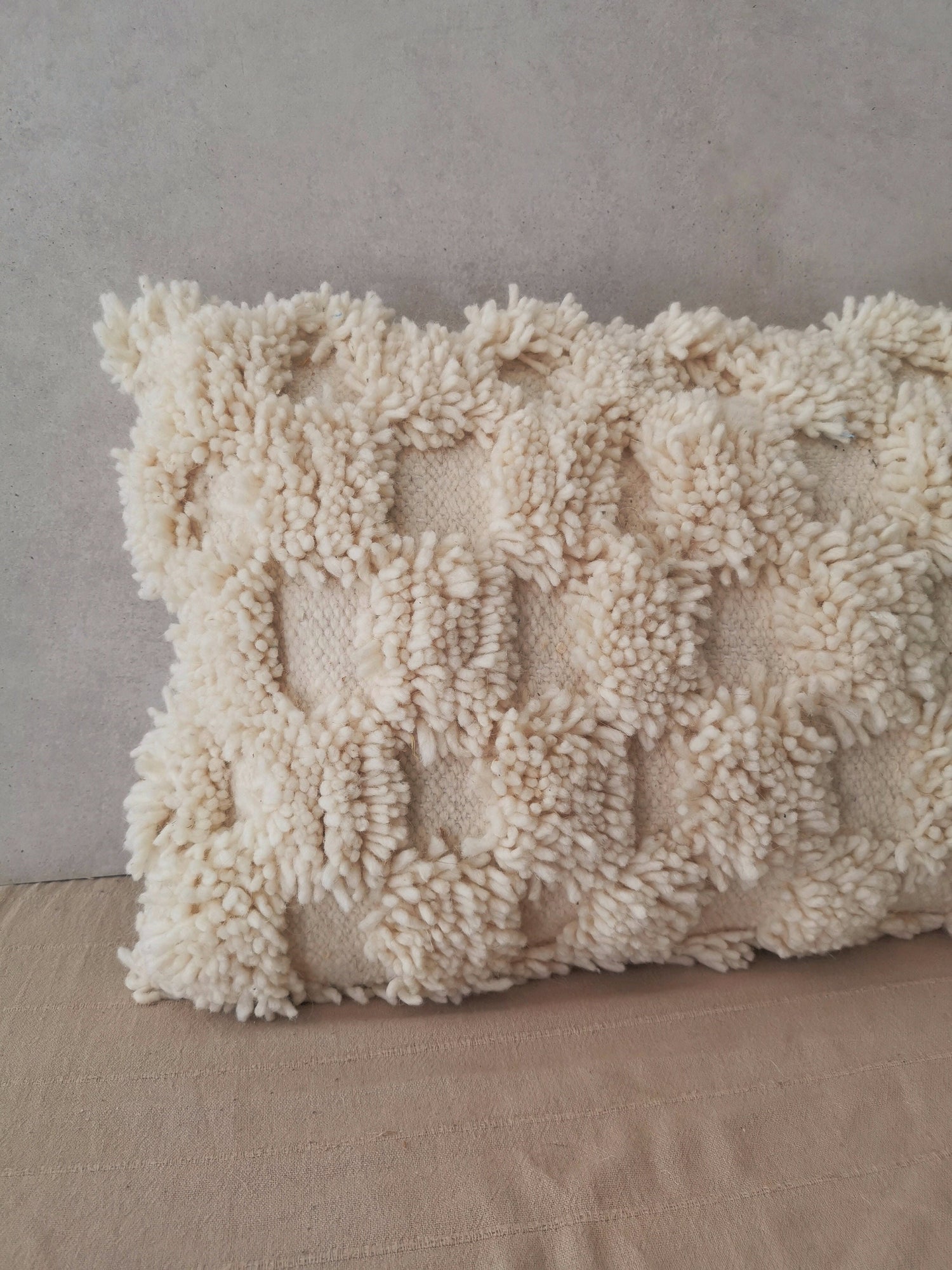 Boho Kissenbezug 60x40 cm aus Wolle, Kissen mit minimalistischem Design, Kissenhülle Checkered, Schachbrett Muster, Creme Farbe