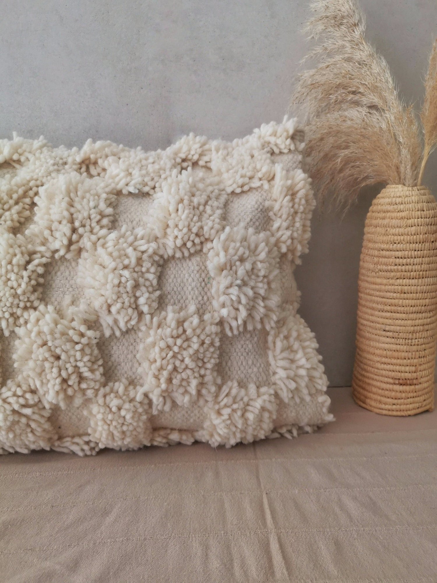 Boho Kissenbezug 60x40 cm aus Wolle, Kissen mit minimalistischem Design, Kissenhülle Checkered, Schachbrett Muster, Creme Farbe - CocosyBerlin