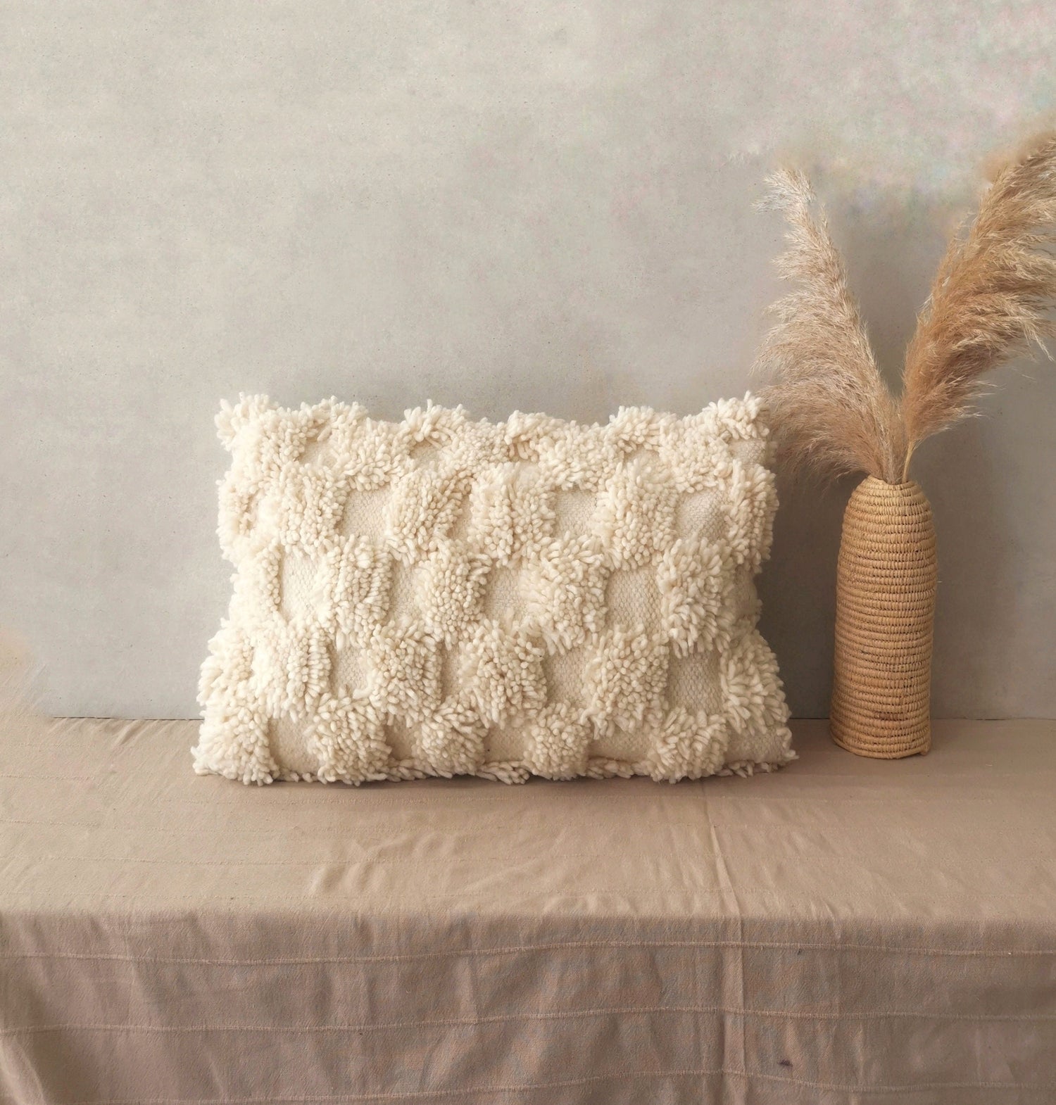 Boho Kissenbezug 60x40 cm aus Wolle, Kissen mit minimalistischem Design, Kissenhülle Checkered, Schachbrett Muster, Creme Farbe