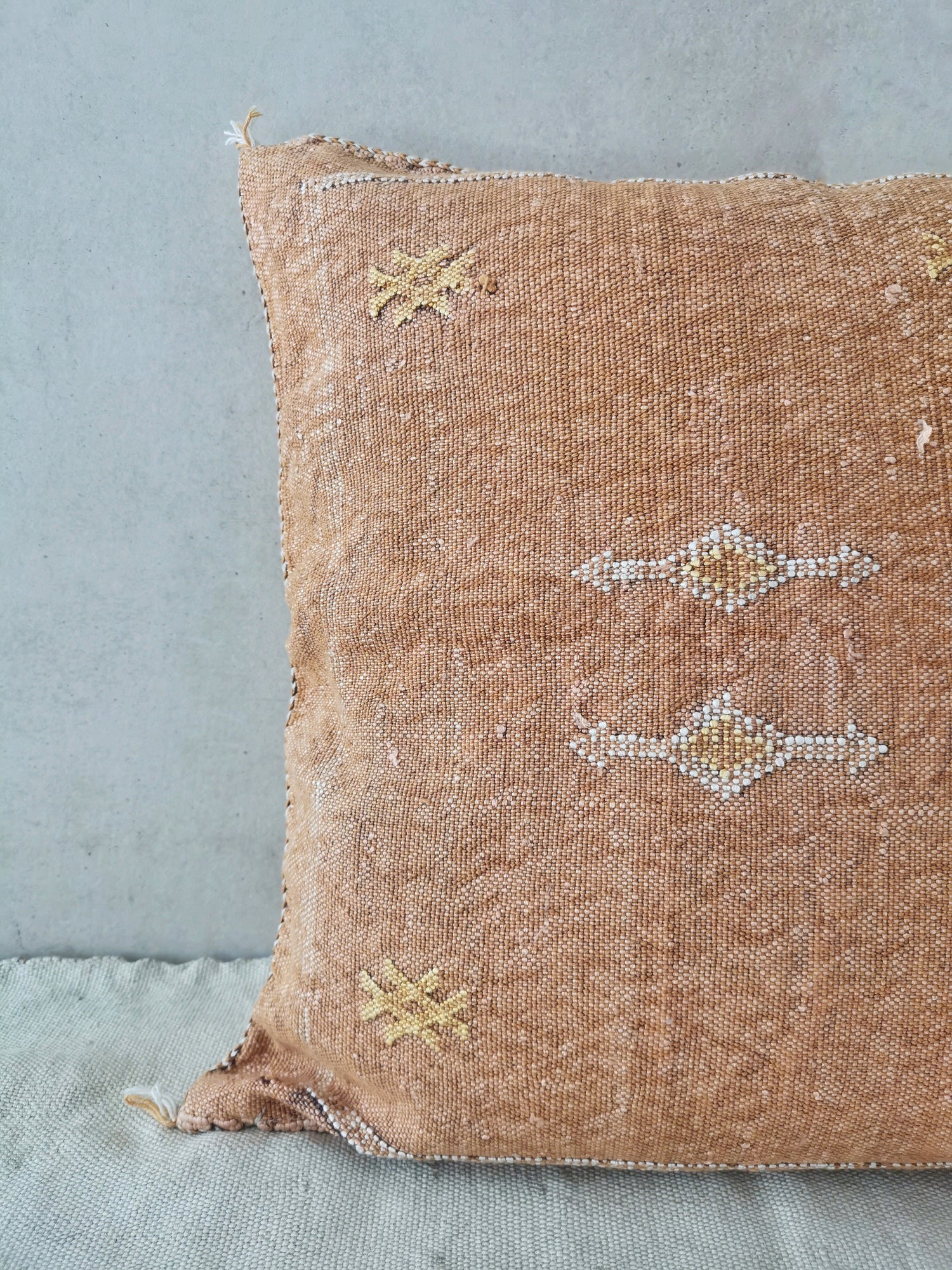 Boho Berber Kissenhülle, Boho Kissen aus Marokko, Marokkanisches Kissen aus Sabra Seide, Vintage Farbe, Kelim 50x50cm Bohokissen Marrakesc