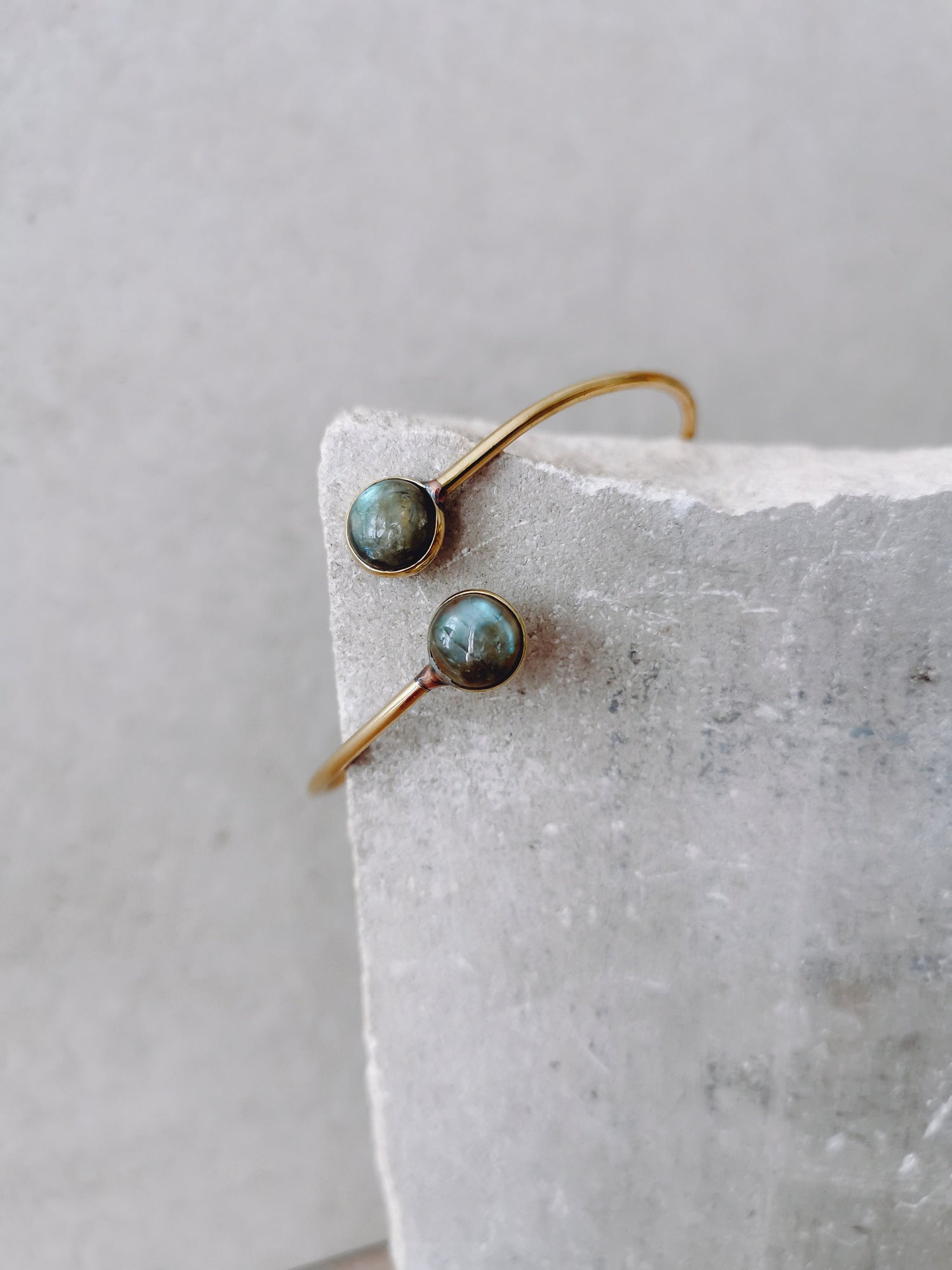 Armreif mit Labradorit Steinen aus goldenem Messing, Armreif Labradorit Gold, Boho Armreif mit Edelstein