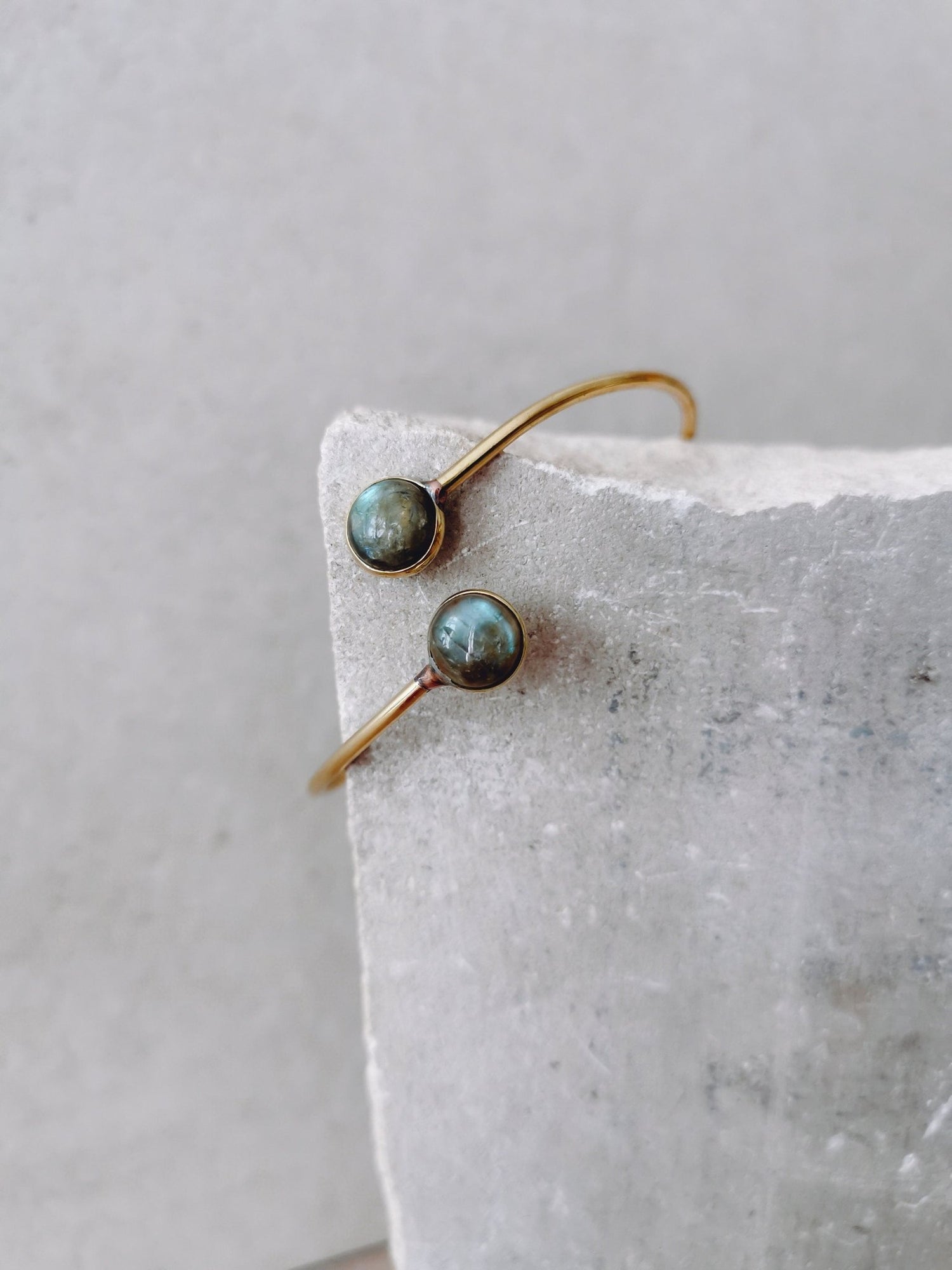 Armreif mit Labradorit Steinen aus goldenem Messing, Armreif Labradorit Gold, Boho Armreif mit Edelstein - CocosyBerlin