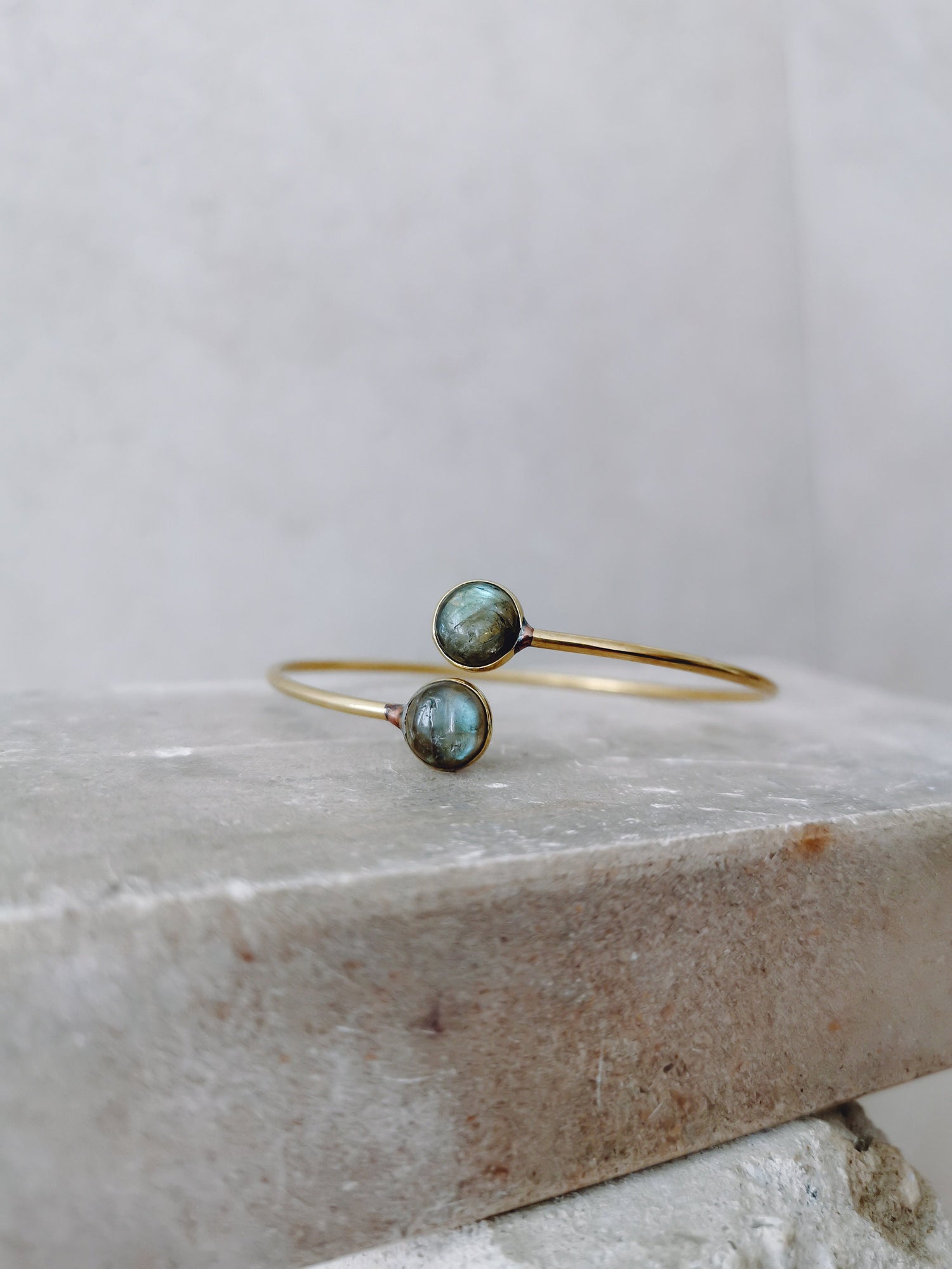 Armreif mit Labradorit Steinen aus goldenem Messing, Armreif Labradorit Gold, Boho Armreif mit Edelstein