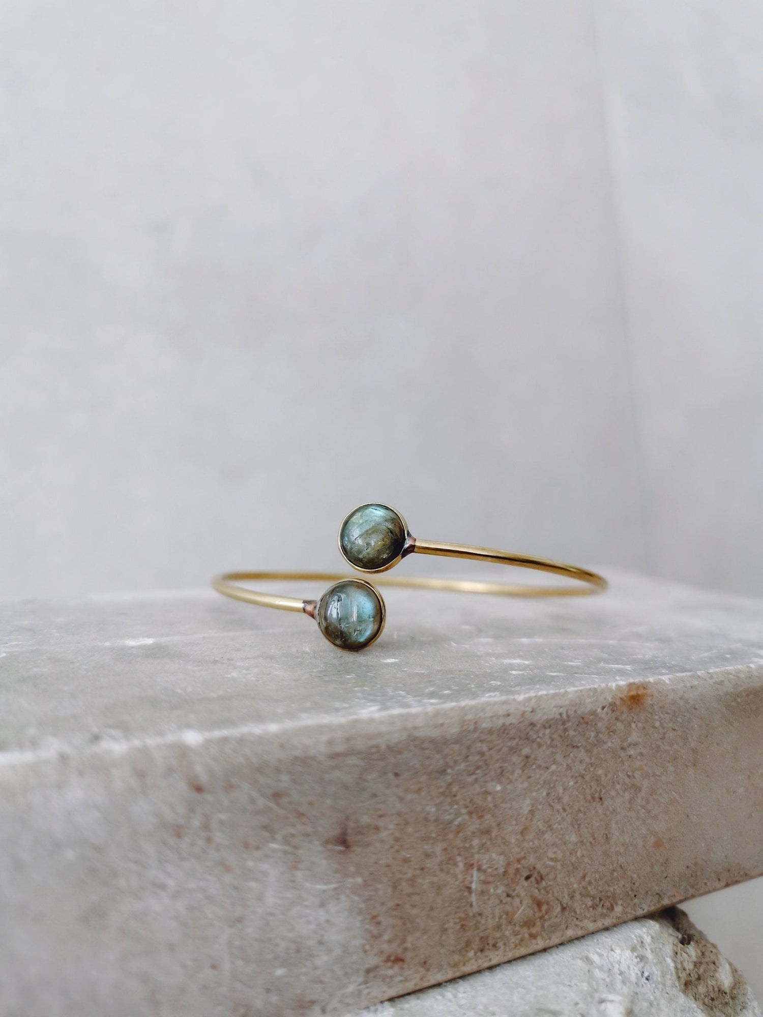 Armreif mit Labradorit Steinen aus goldenem Messing, Armreif Labradorit Gold, Boho Armreif mit Edelstein - CocosyBerlin