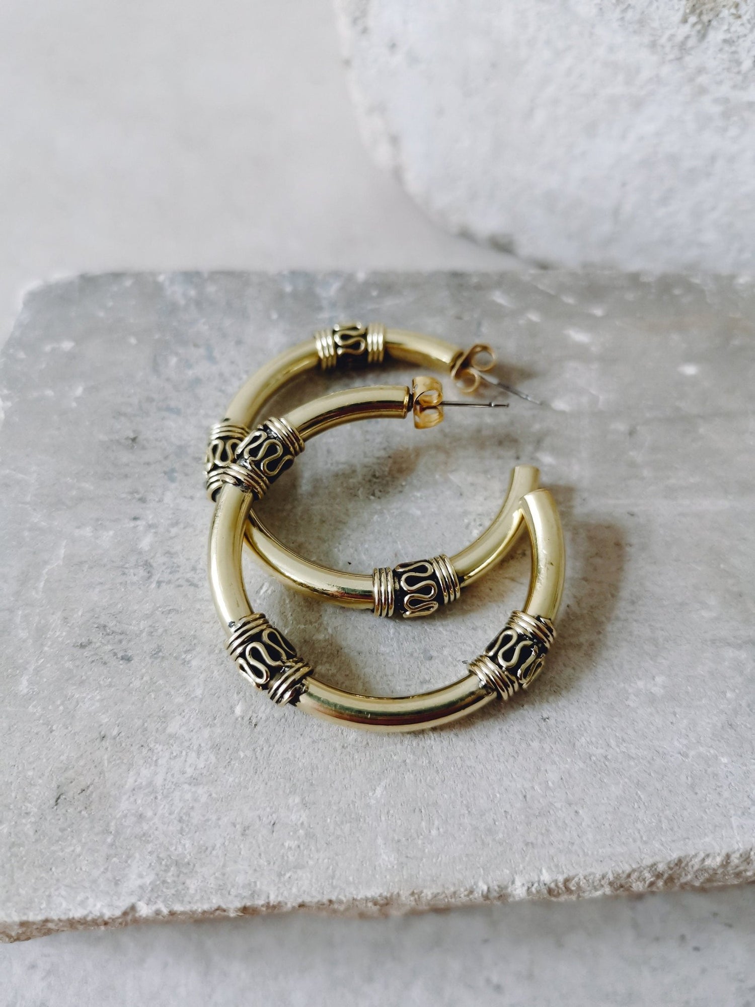 Chunky Bali Creolen 30mm, 40mm, 50mm, Minimalistische breite Creolen, offene Ohrstecker Creolen aus Messing - CocosyBerlin