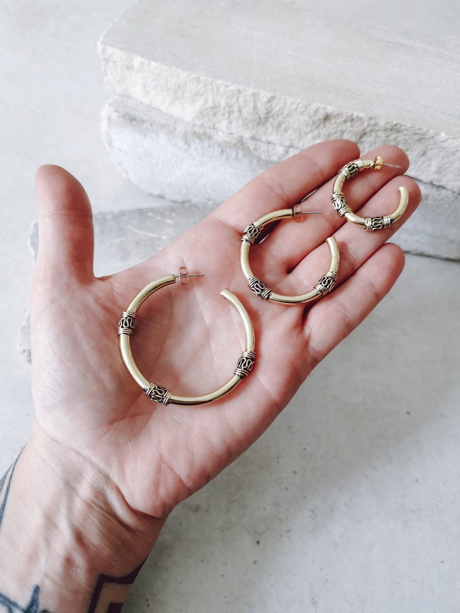 Chunky Bali Creolen 30mm, 40mm, 50mm, Minimalistische breite Creolen, offene Ohrstecker Creolen aus Messing - CocosyBerlin