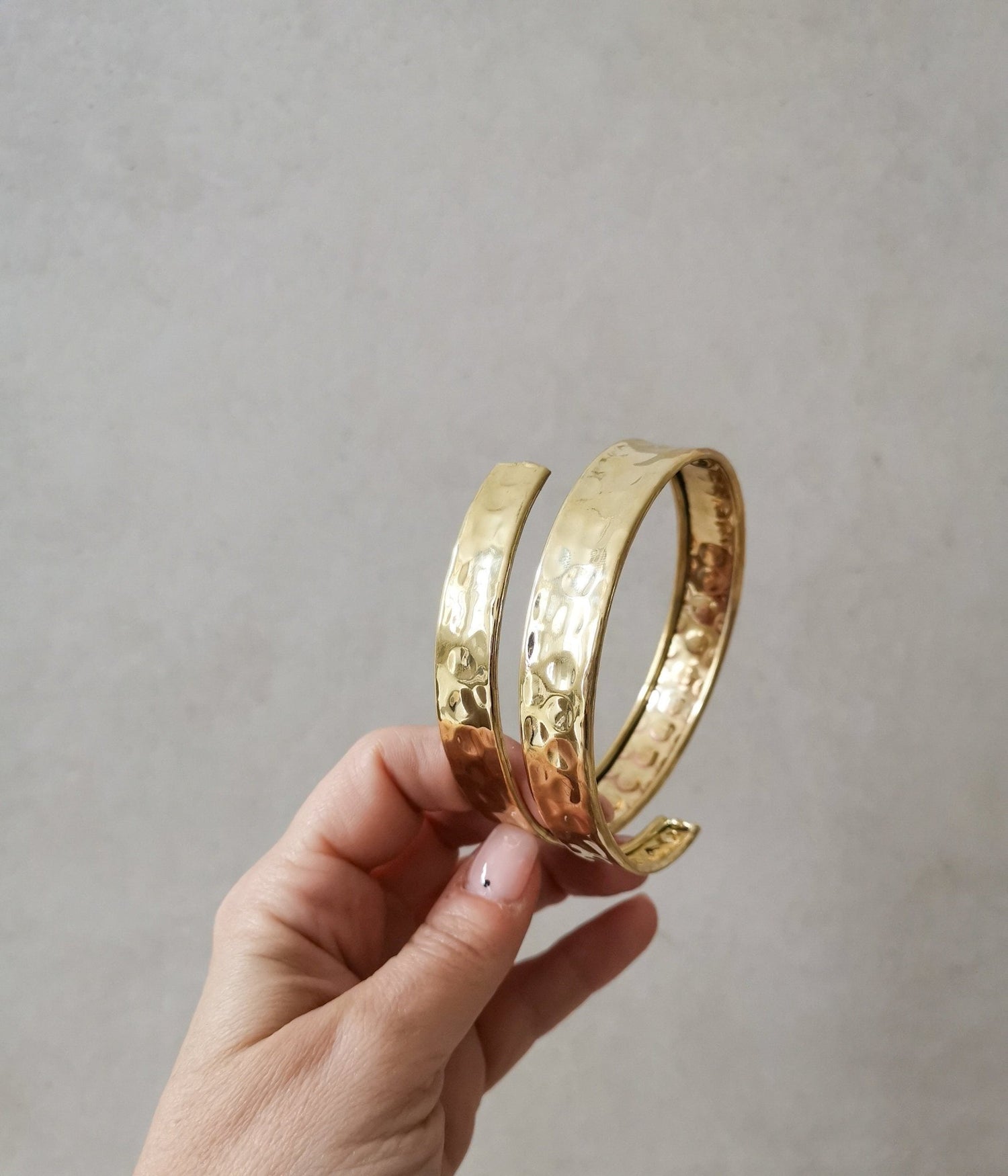 Oberarmreif aus goldenem Messing, Boho Oberarm Manschette breit gold , Oberarmreif gehämmert - CocosyBerlin