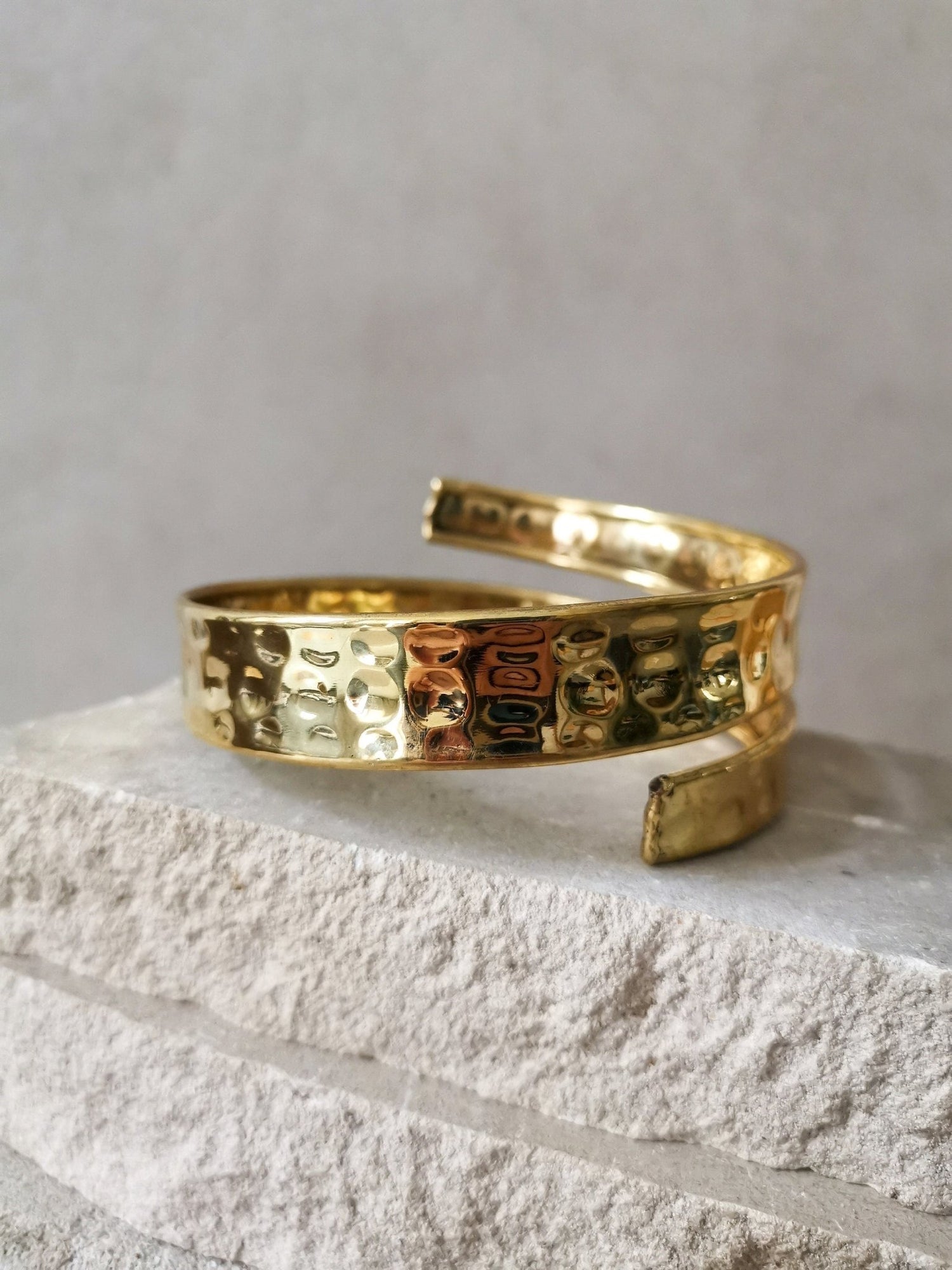 Oberarmreif aus goldenem Messing, Boho Oberarm Manschette breit gold , Oberarmreif gehämmert - CocosyBerlin