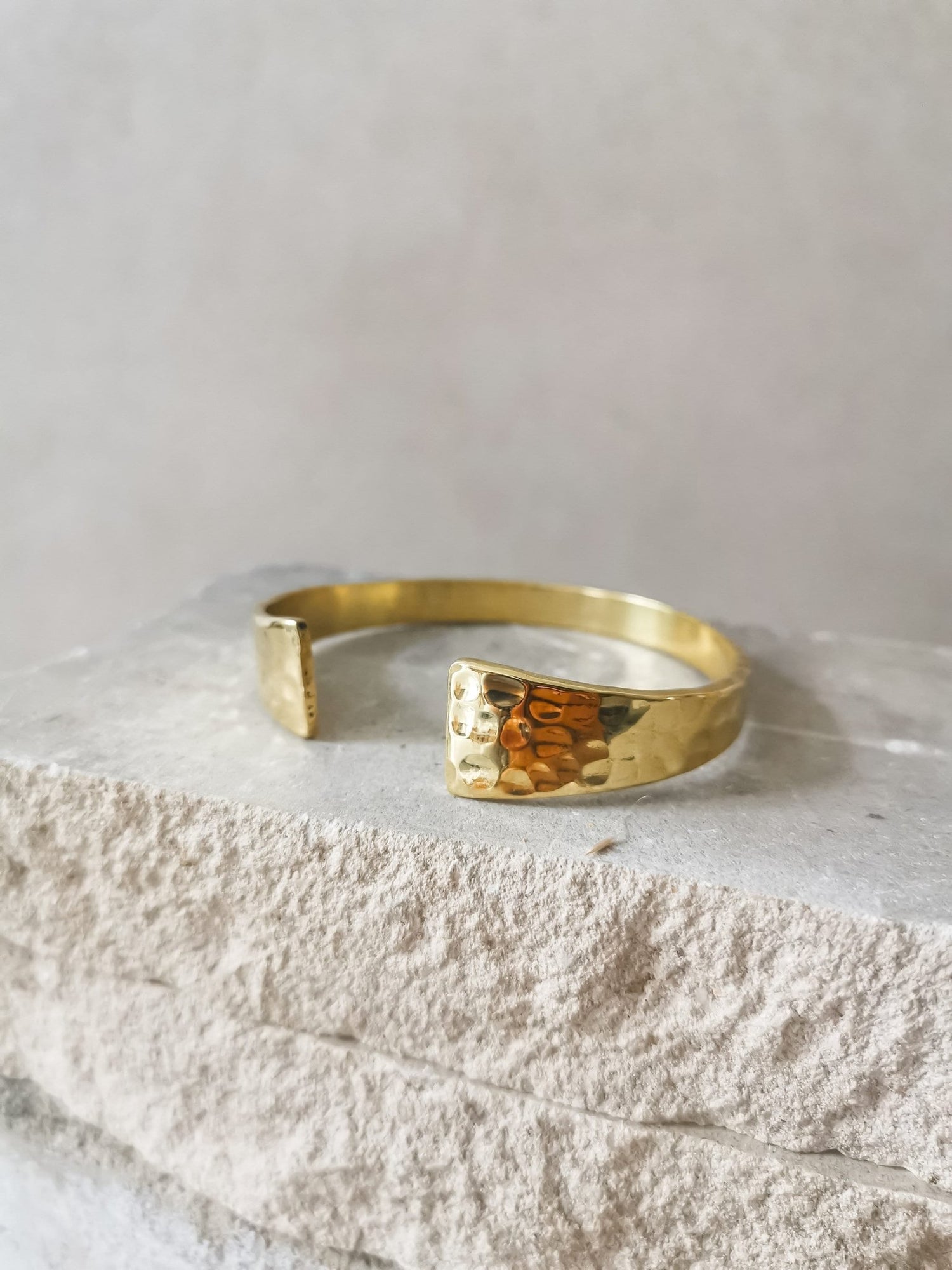 Goldener verstellbarer Armreif, gehämmert strukturiert, Armreif aus Messing, Golden Bangle Cuff, Minimalistisches Armband - CocosyBerlin
