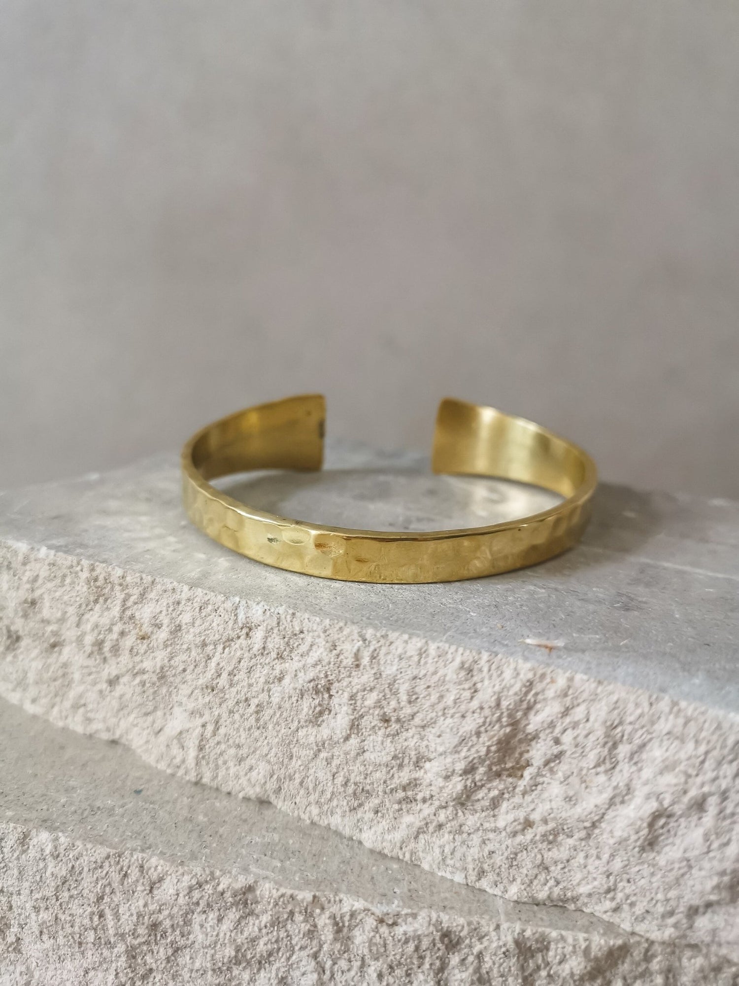 Goldener verstellbarer Armreif, gehämmert strukturiert, Armreif aus Messing, Golden Bangle Cuff, Minimalistisches Armband - CocosyBerlin