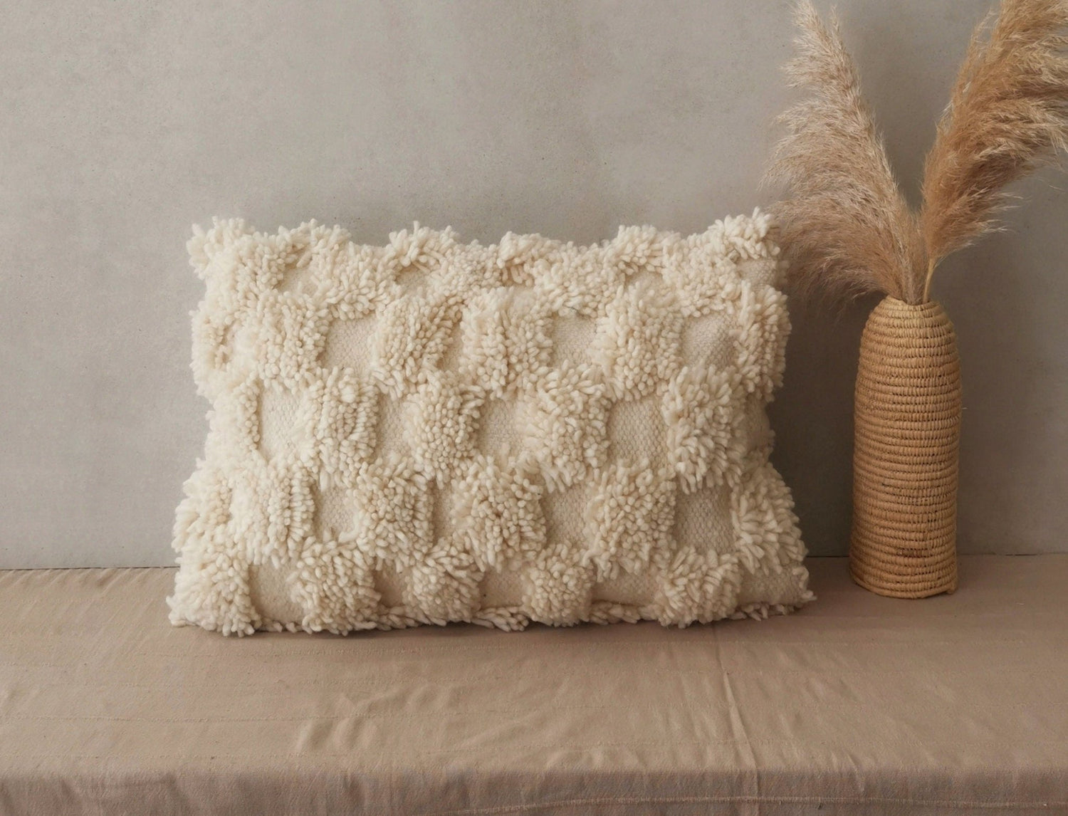 Boho Kissenbezug 60x40 cm aus Wolle, Kissen mit minimalistischem Design, Kissenhülle Checkered, Schachbrett Muster, Creme Farbe - CocosyBerlin